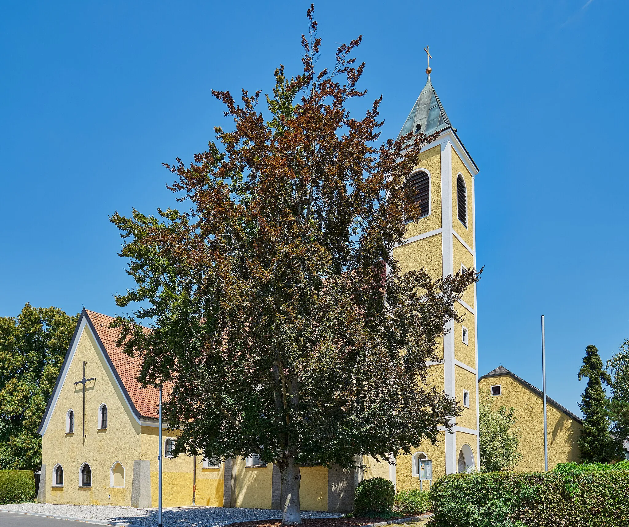 Photo showing: Katholische Pfarrkirche Maria Königin des Friedens - Ansicht von Südwesten