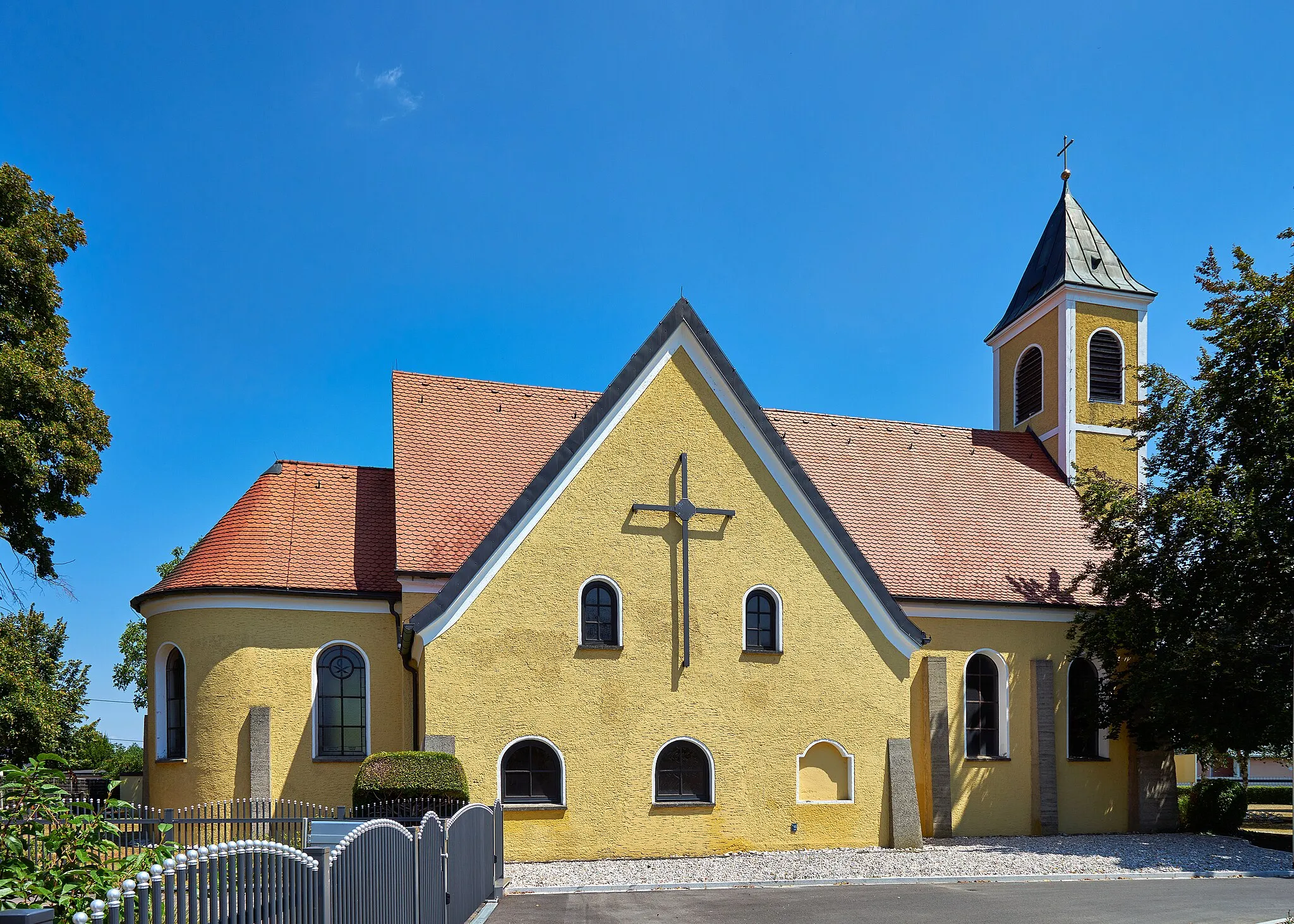 Photo showing: Katholische Pfarrkirche Maria Königin des Friedens - Ansicht von Westen