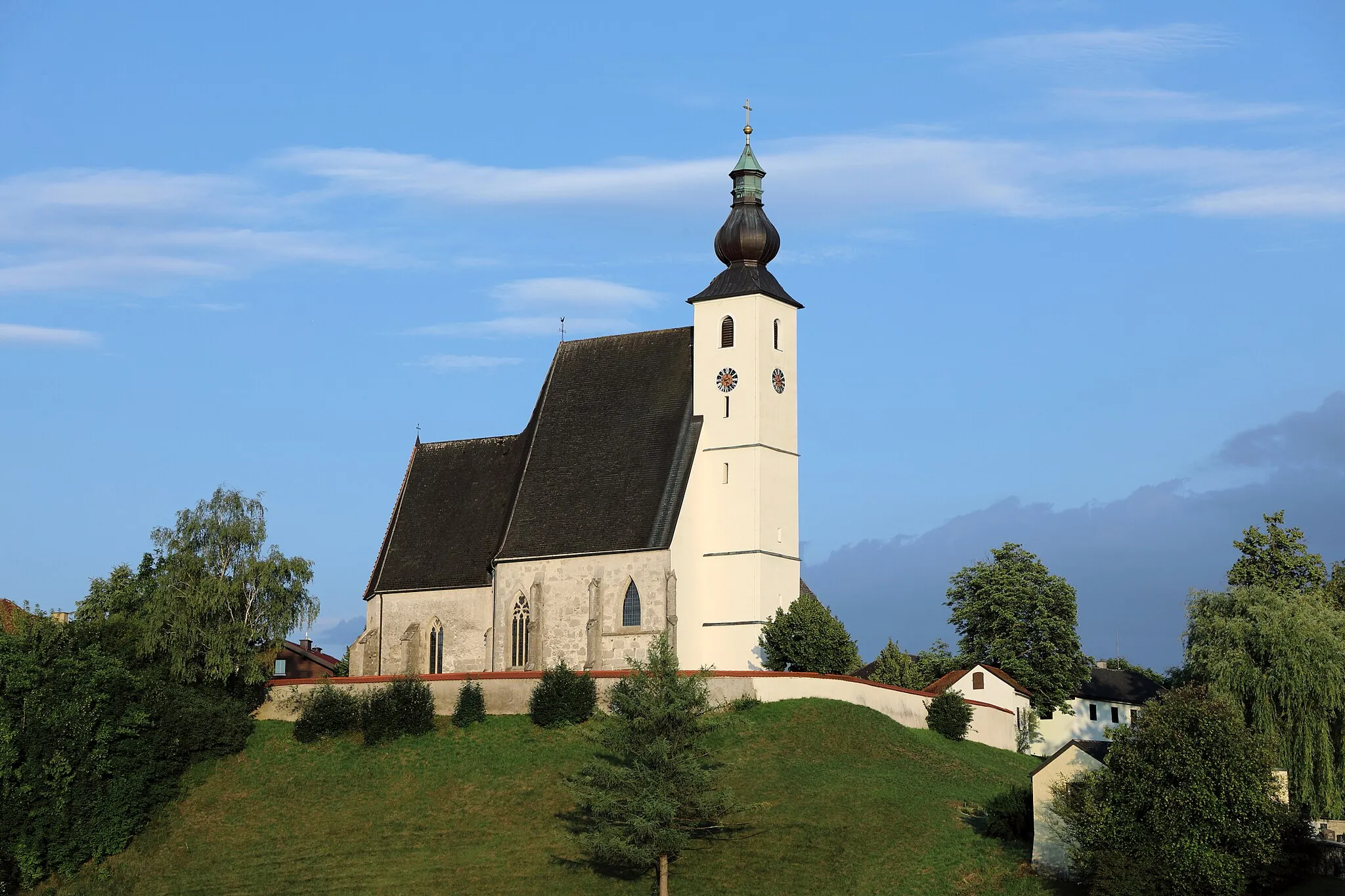 Photo showing: Abendliche Nordwestansicht der röm.-kath. Pfarrkirche Mariä Namen in der oberösterreichischen Gemeinde Rüstorf.