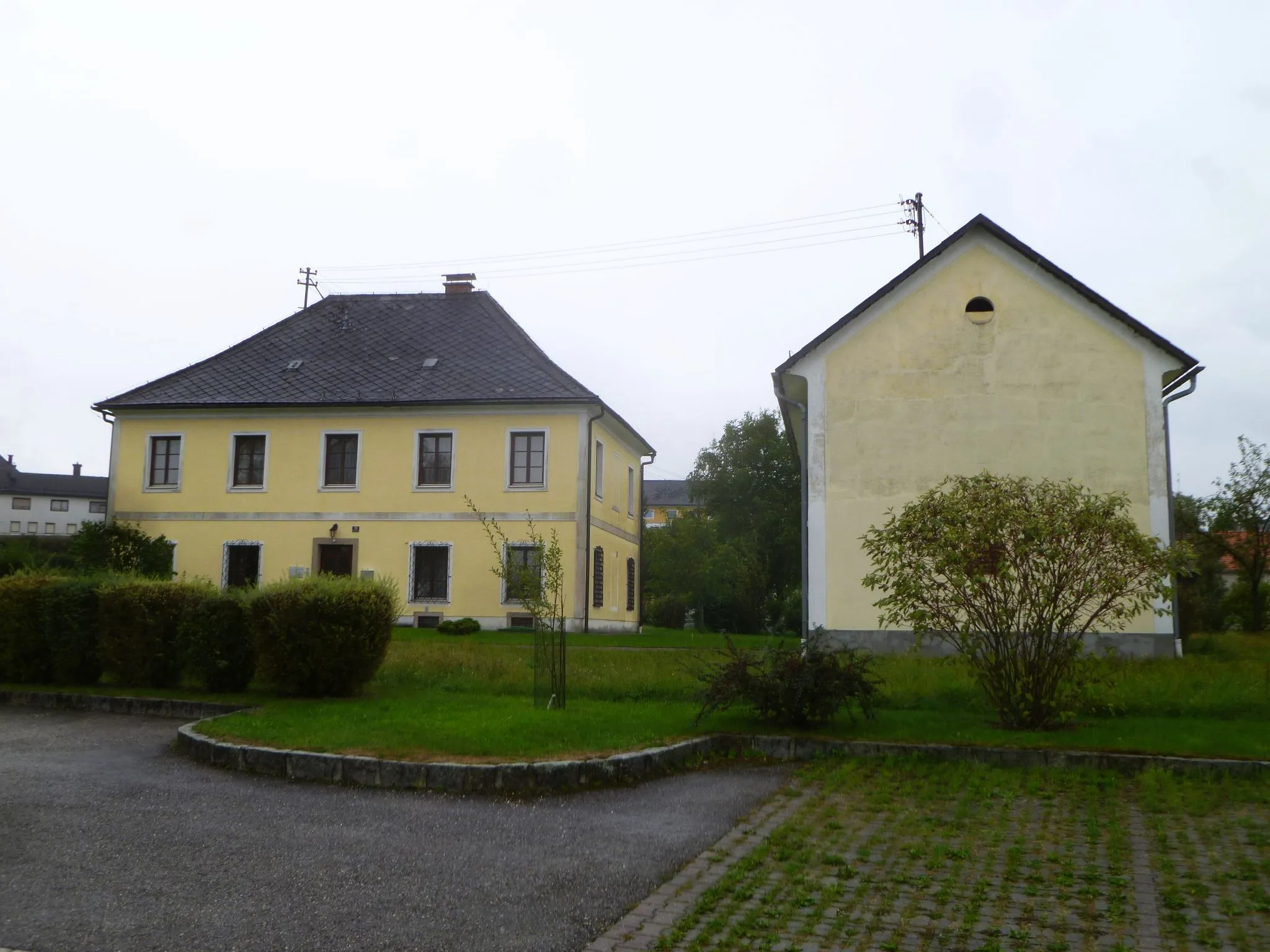 Photo showing: Pfarrhof