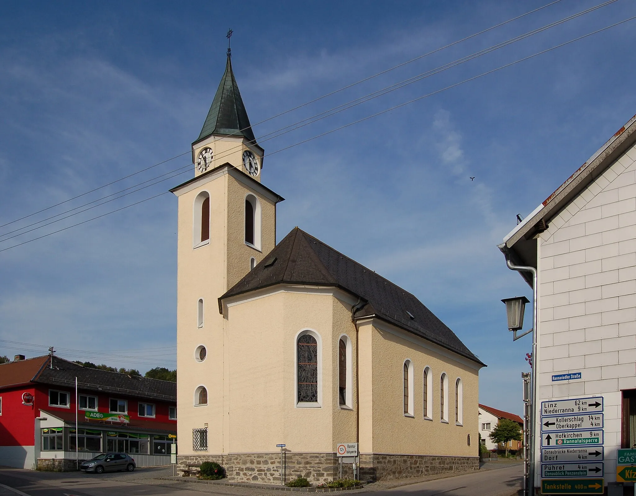 Photo showing: Die Kirche Maria Empfängnis in Neustift im Mühlkreis im Bezirk Rohrbach (Oberösterreich). Die Expositurkirche in Neustift wurde zwischen 1948 und 1950 an der Stelle einer 1869 errichteten Kapelle gebaut. Es handelt sich bei dem Neubau um einen schlichten, historisierenden Saalbau mit polygonalem Chor, Walmdach und markantem Turm. Die Einrichtung stammt großteils aus der Zeit um 1950.

This media shows the protected monument with the number 14592 in Austria. (Commons, de, Wikidata)