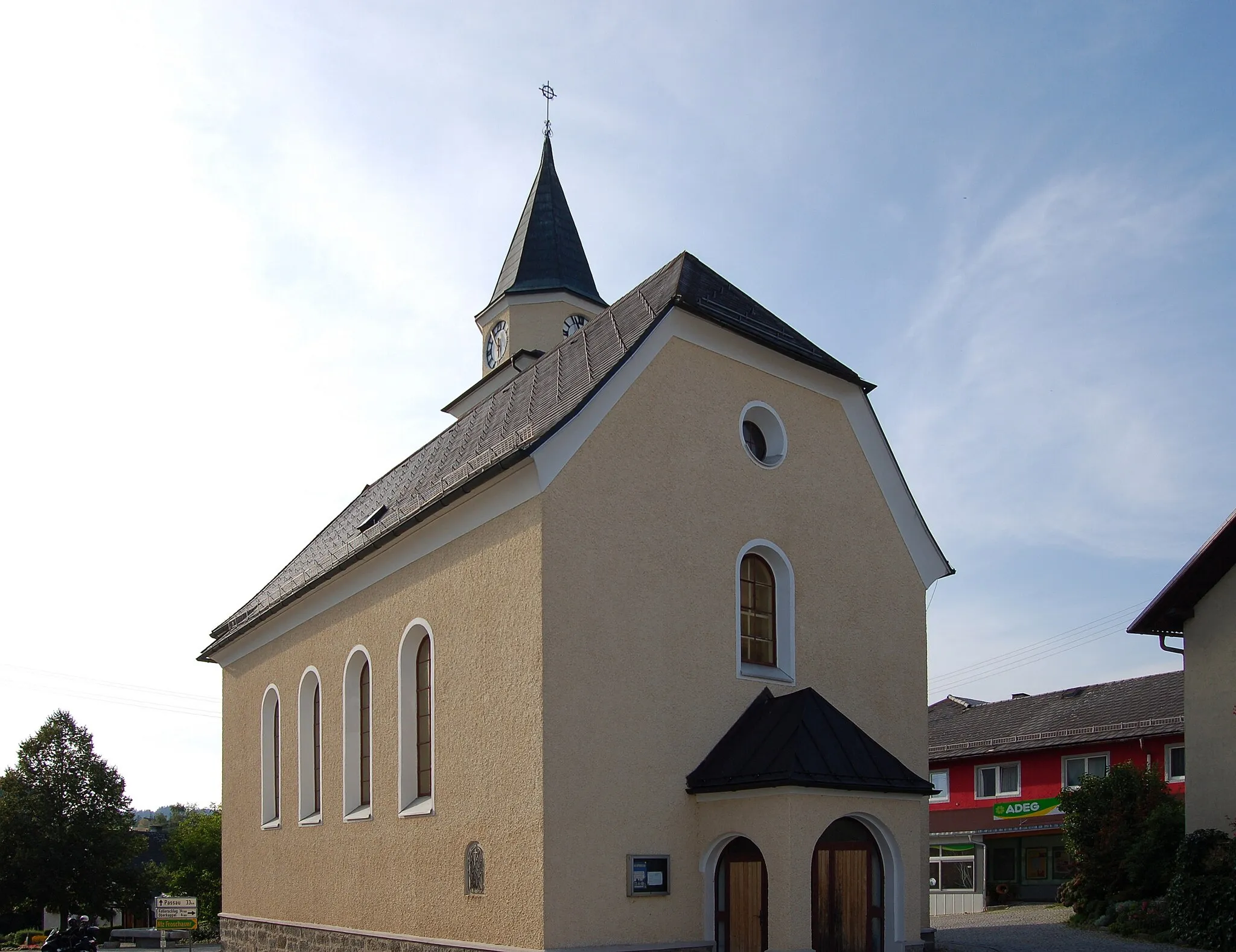 Photo showing: Die Kirche Maria Empfängnis in Neustift im Mühlkreis im Bezirk Rohrbach (Oberösterreich). Die Expositurkirche in Neustift wurde zwischen 1948 und 1950 an der Stelle einer 1869 errichteten Kapelle gebaut. Es handelt sich bei dem Neubau um einen schlichten, historisierenden Saalbau mit polygonalem Chor, Walmdach und markantem Turm. Die Einrichtung stammt großteils aus der Zeit um 1950.

This media shows the protected monument with the number 14592 in Austria. (Commons, de, Wikidata)