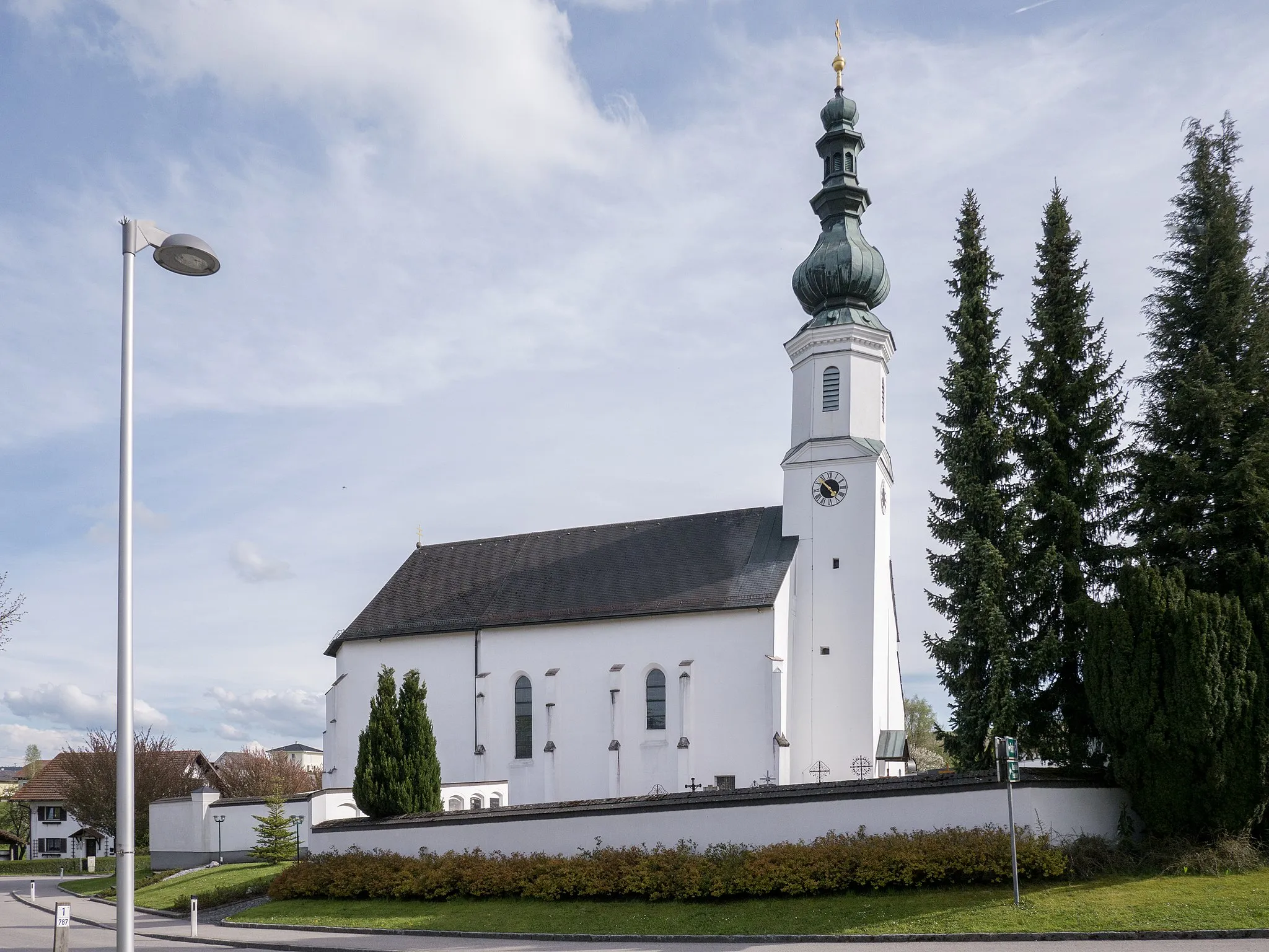 Photo showing: Kath. Pfarrkirche hl. Martin und Friedhof