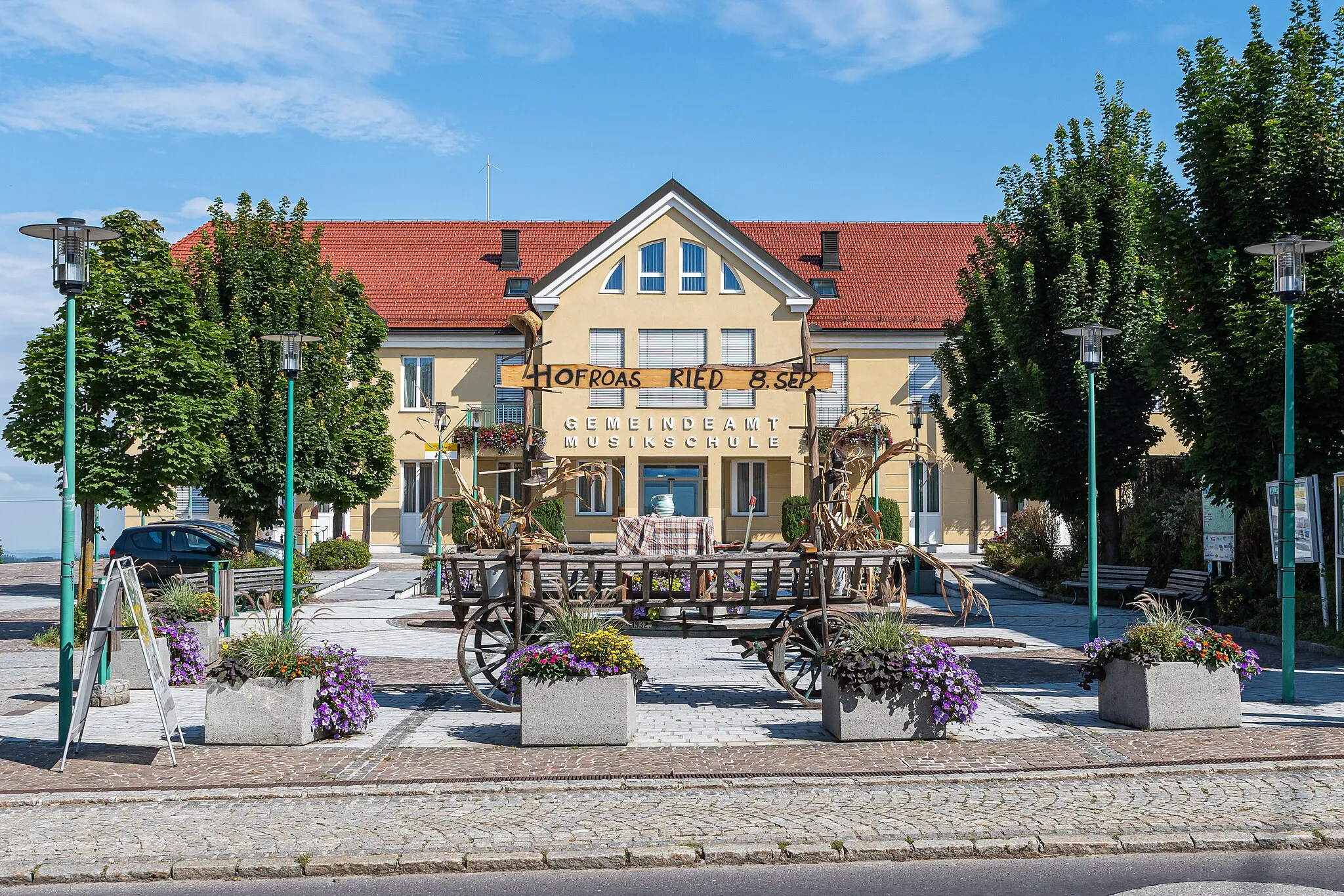 Photo showing: Town hall, post office and music school of Ried im Traunkreis, Upper Austria