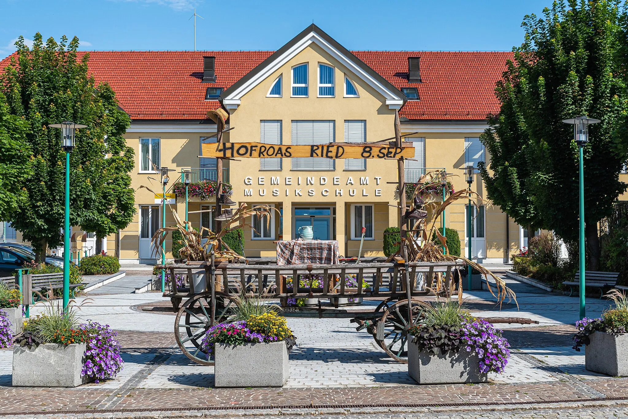 Photo showing: Town hall, post office and music school of Ried im Traunkreis, Upper Austria