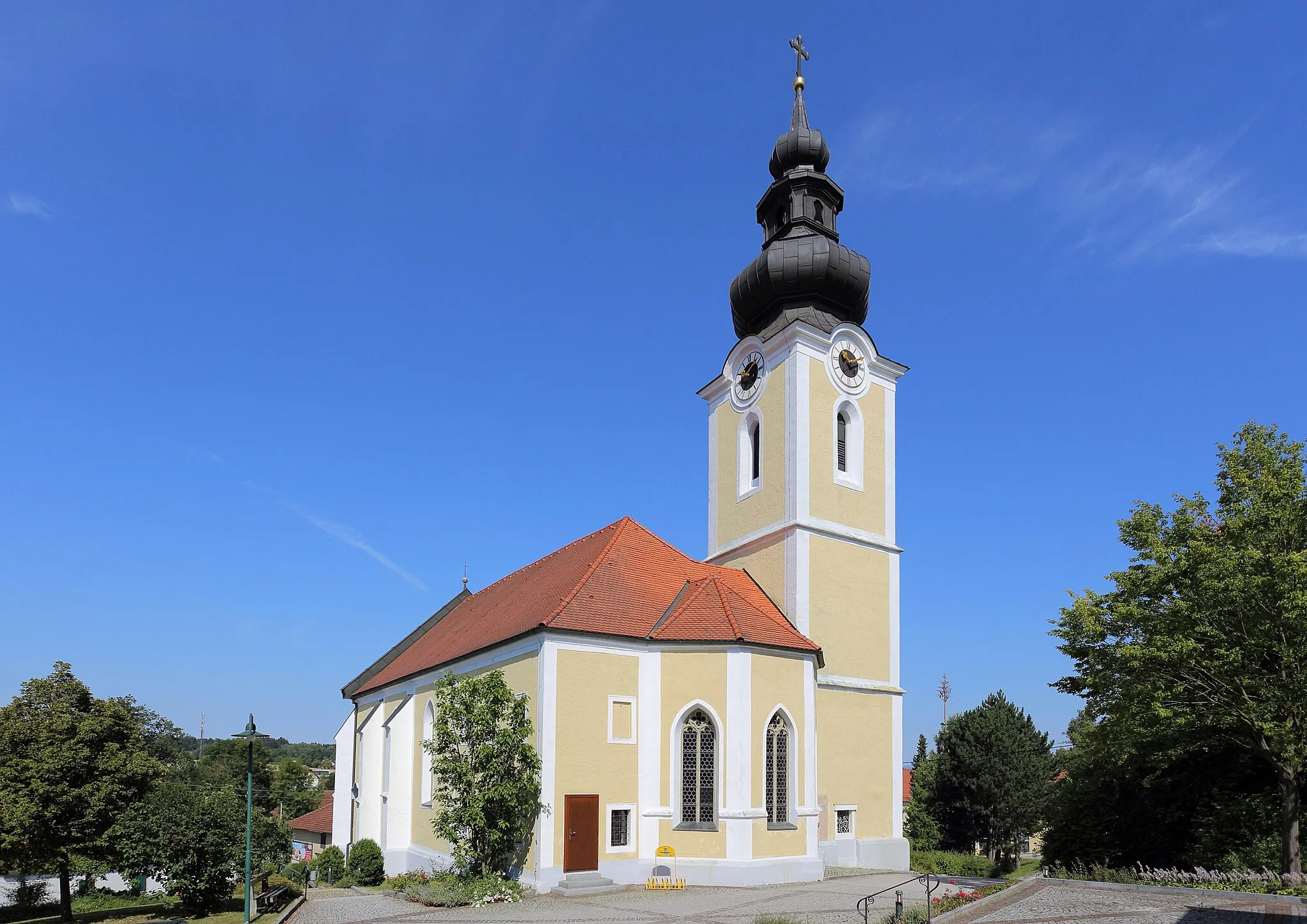 Photo showing: Katholische Pfarrkirche hl. Margarethe in der oberösterreichischen Marktgemeinde Prambachkirchen. Eine spätgotische Hallenkirche aus dem 1. Viertel des 16. Jahrhunderts. Der Turm mit dem aufgestetzen Zwiebelhelm wurde 1835 errichtet.