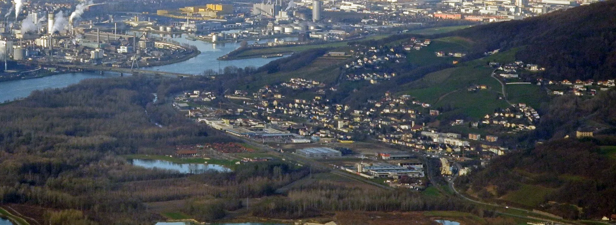 Photo showing: Luftbild von Steyregg mit der Donau und Linz im Hintergrund