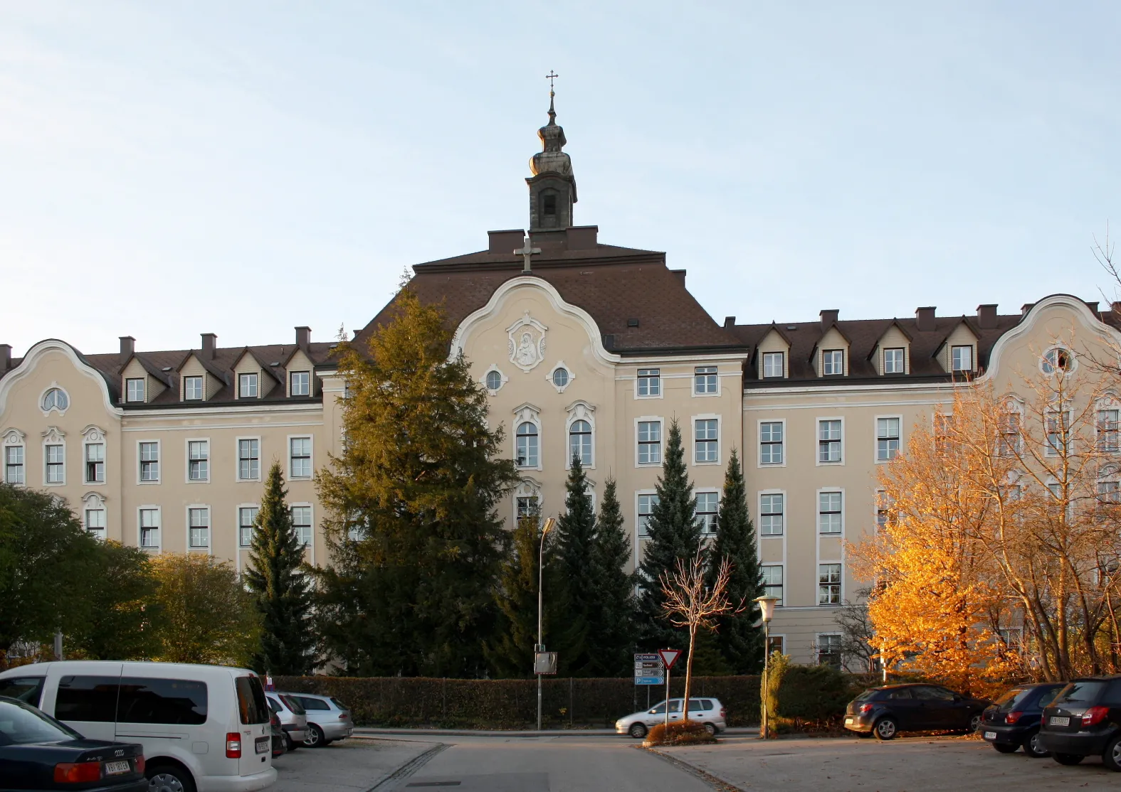 Photo showing: Das Mutterhaus der Franziskanerinnen in der oberösterreichischen Stadt Vöcklabruck.