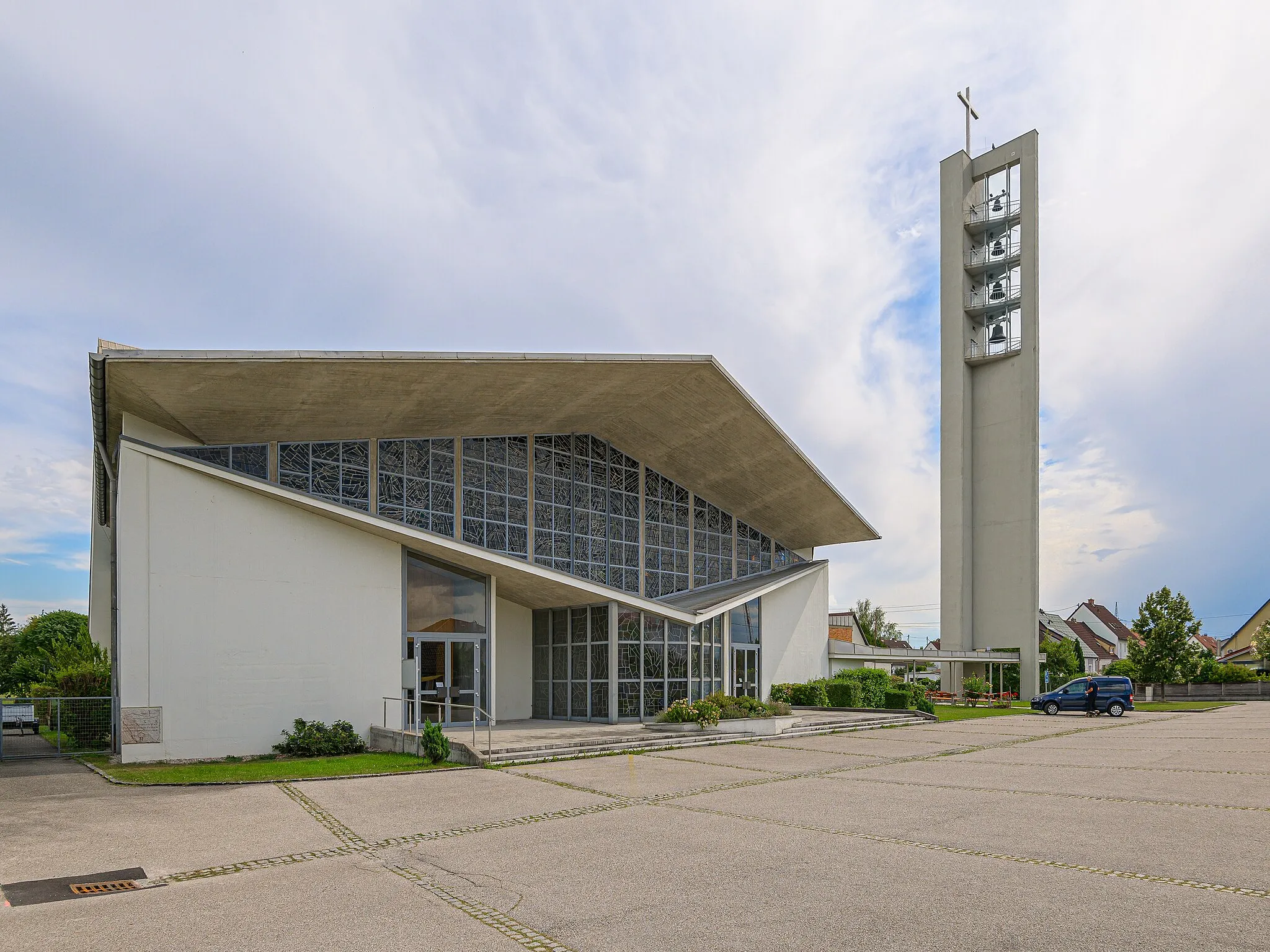 Photo showing: The parish church of Traun-St. Martin is in the district of St. Martin in the municipality of Traun in Upper Austria.