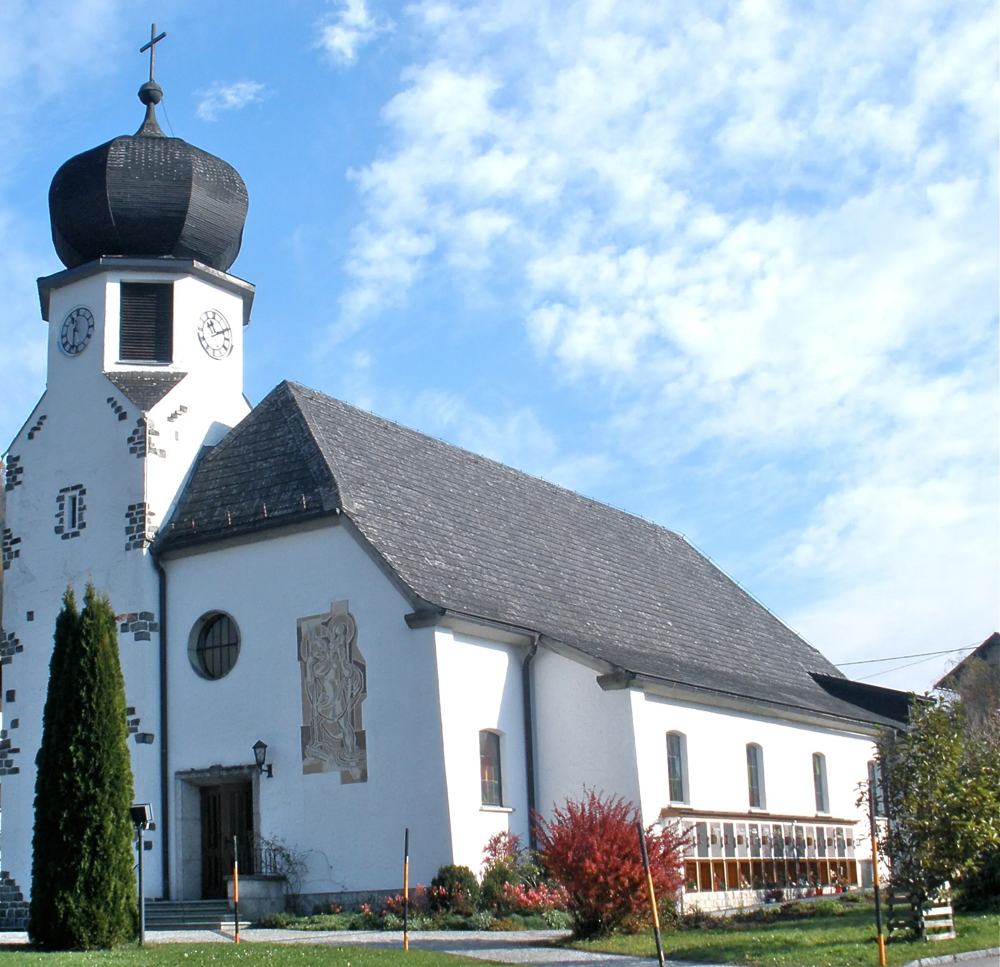 Photo showing: Die Kirche "Heiliger Josef der Arbeiter" in Reindlmühl wurde in den fünfziger Jahren als Filialkirche der Pfarre Altmünster erbaut und 1956 eingeweiht.