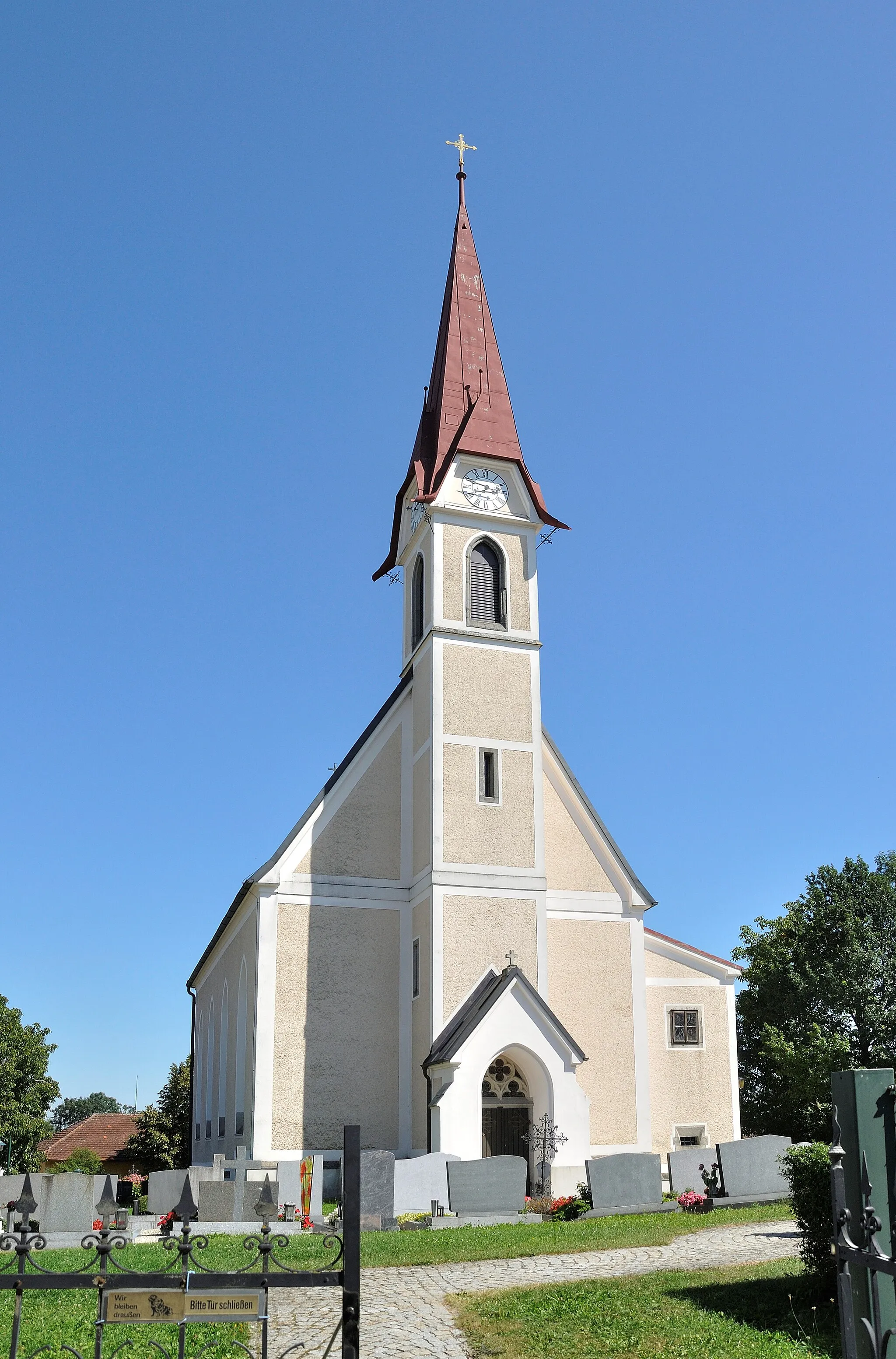 Photo showing: Die spätgotische Kirche von Holzhausen von Westen gesehen.

This media shows the protected monument with the number 58616 in Austria. (Commons, de, Wikidata)