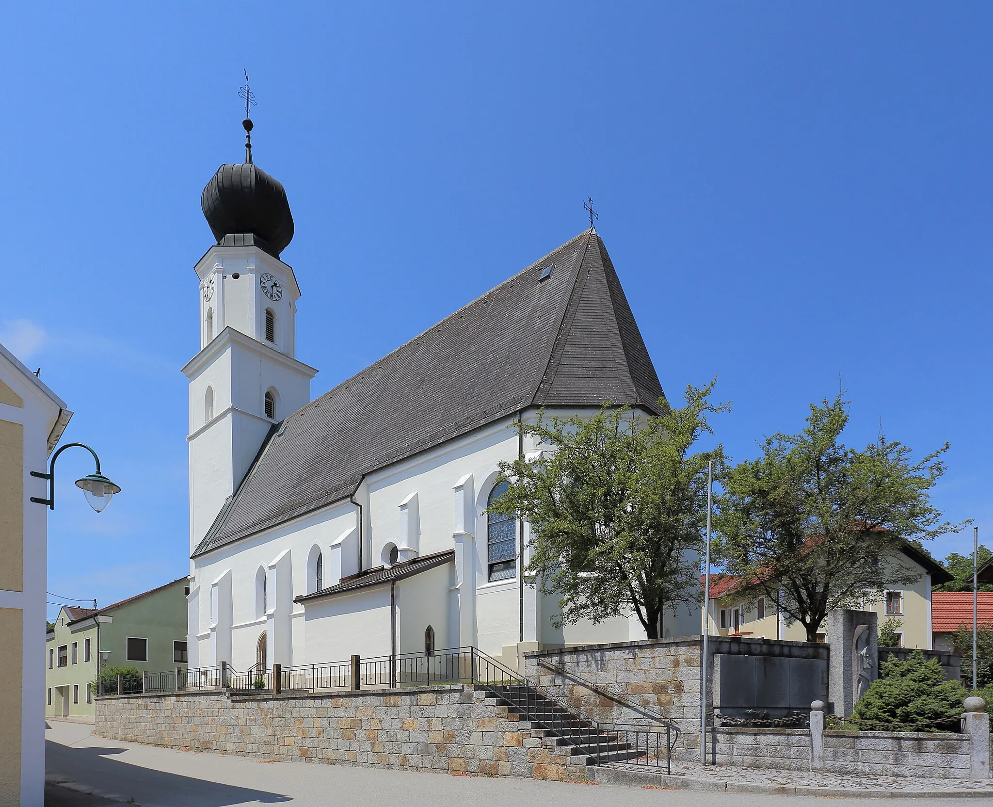 Photo showing: Katholische Pfarrkirche hl. Nikolaus in der oberösterreichischen Gemeinde Enzenkirchen. Eine einschiffige gotische Kirche aus dem 15. Jahrhundert. Der achteckige Turmaufsatz mit dem Zwiebelhelm stammt aus dem 17. Jahrhundert.