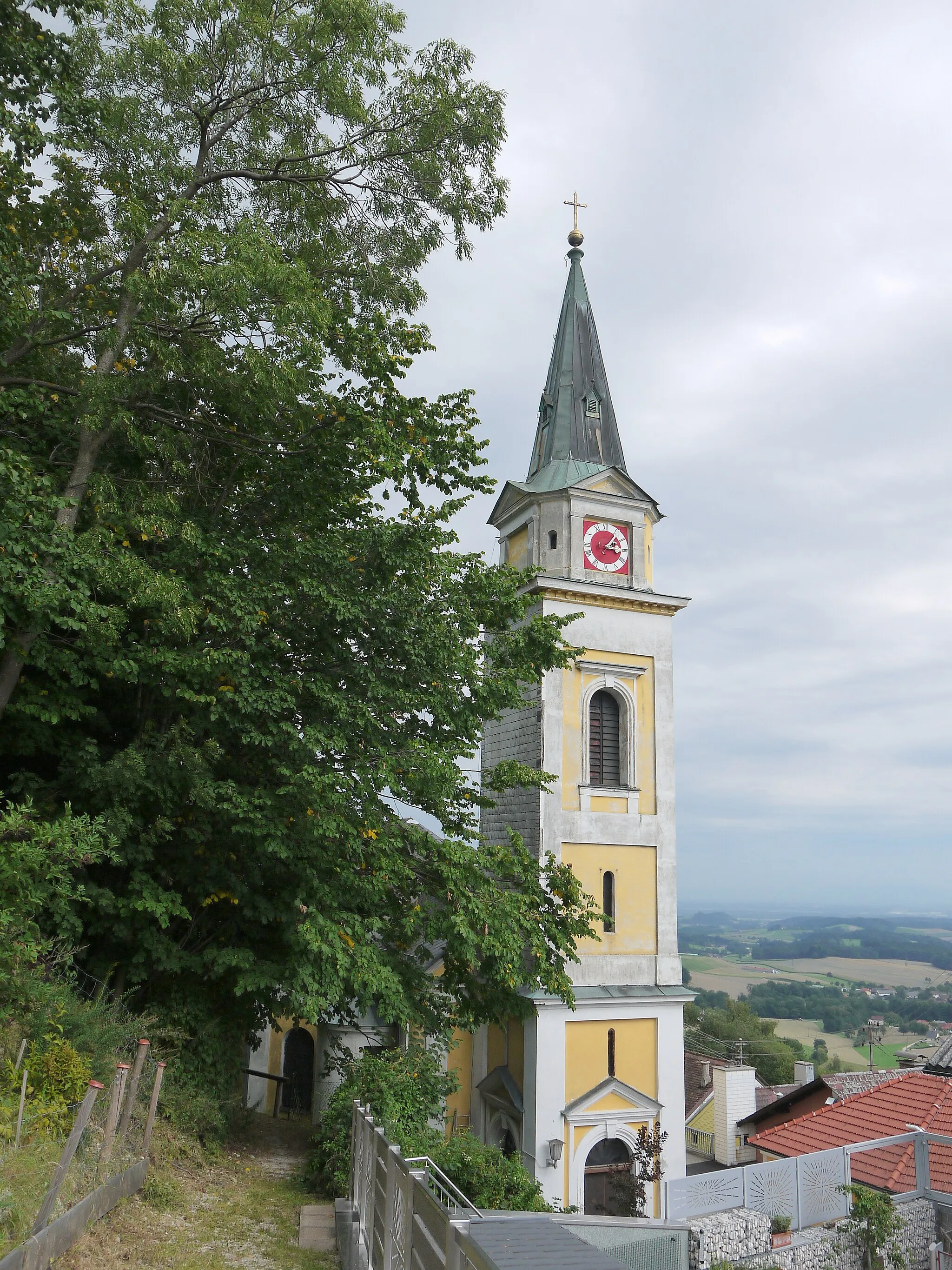 Photo showing: Kath. Pfarrkirche hl. Georg und ehem. Friedhofsfläche