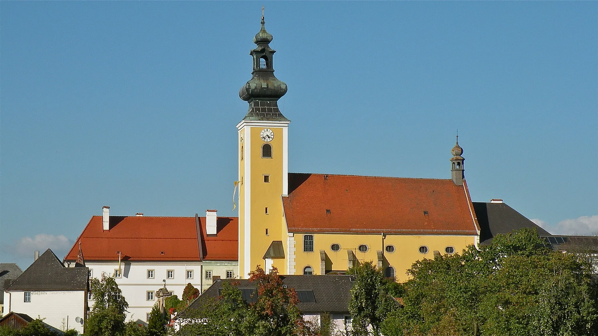 Photo showing: Kath. Pfarrkirche Hl. Laurentius und Pfarrhof in Münzbach im Bezirk Perg in Oberösterreich