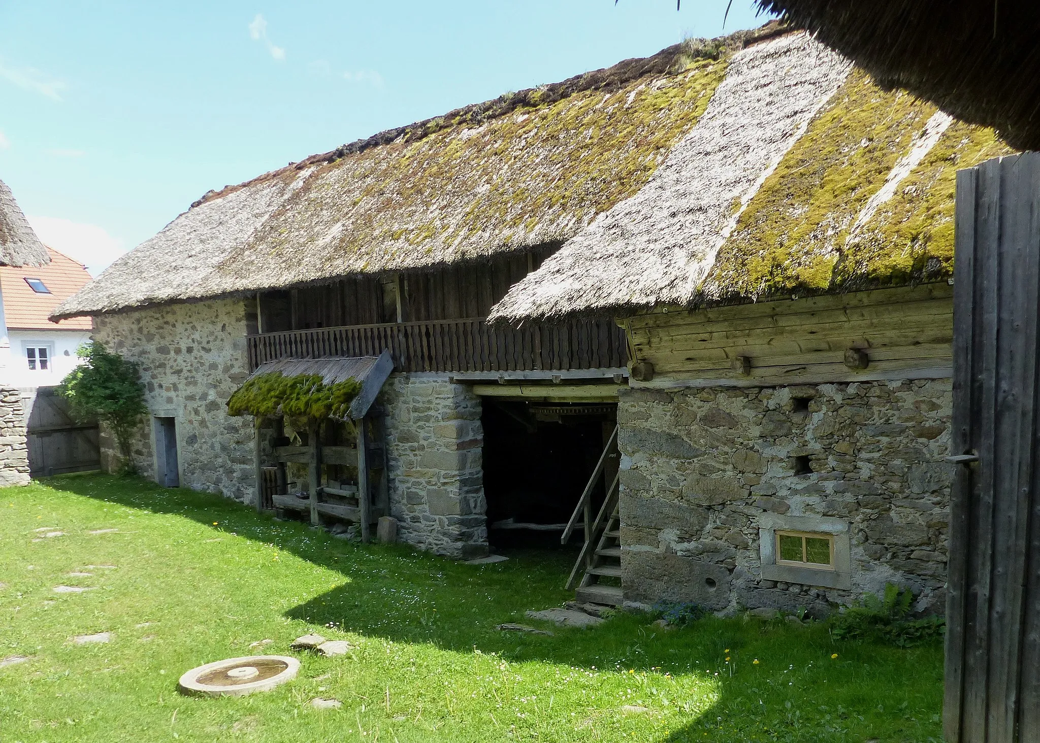 Photo showing: Hellmonsödt ( Upper Austria ). Open air museum Mittermayrhof - Inner courtyard.