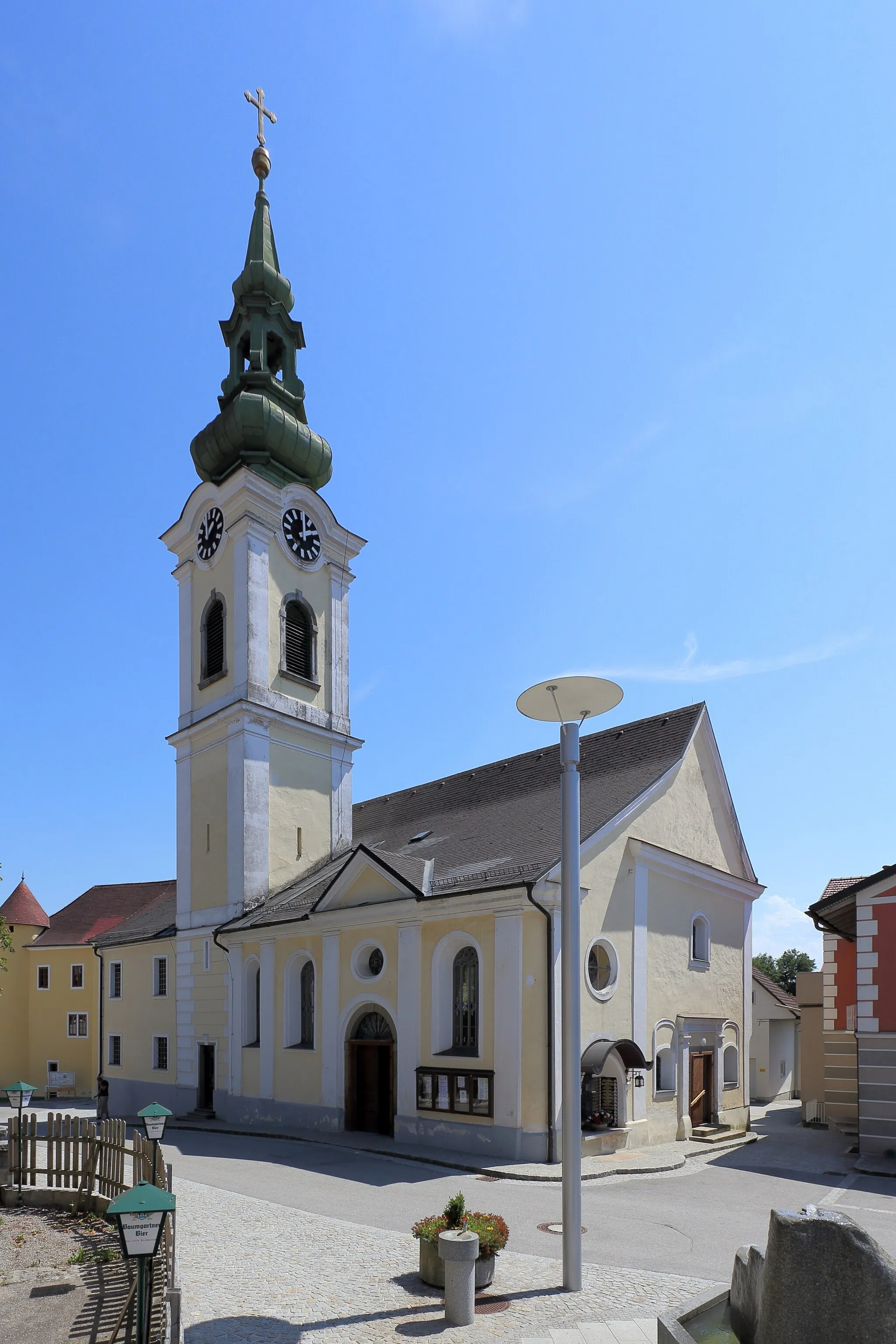 Photo showing: Katholische Pfarrkirche hl. Pankraz in der oberösterreichischen Gemeinde Sigharting. Ursprünglich eine spätgotische, dreijochige Kapelle. 1680 wurde die Kapelle um ein Joch Richtung Westen erweitert und 1807 wurde im Osten ein dreijochiger Chor mit einem 3/12-Schluß angebaut.