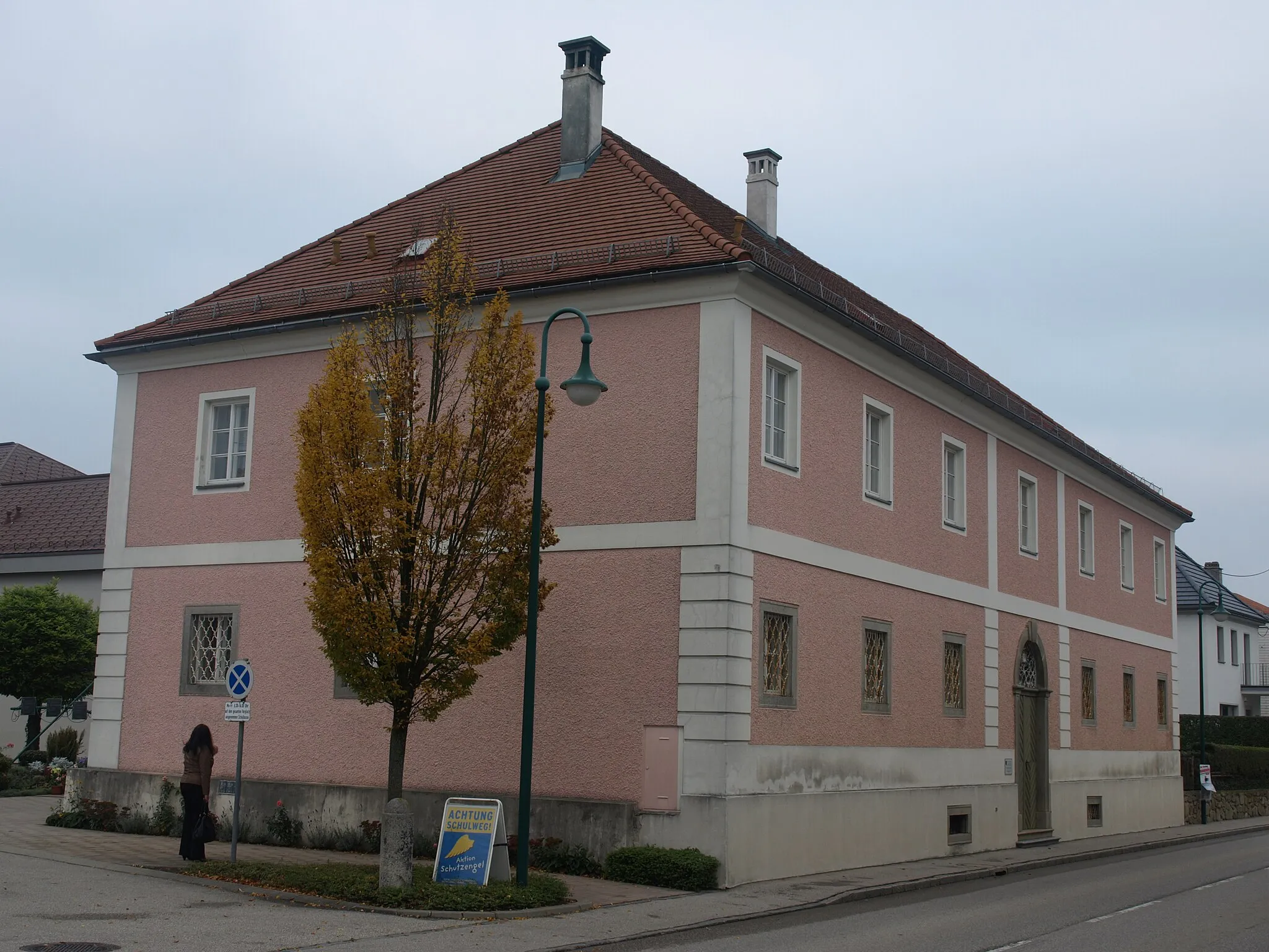 Photo showing: Kindergarten, ehem. Altersheim

This media shows the protected monument with the number 28297 in Austria. (Commons, de, Wikidata)