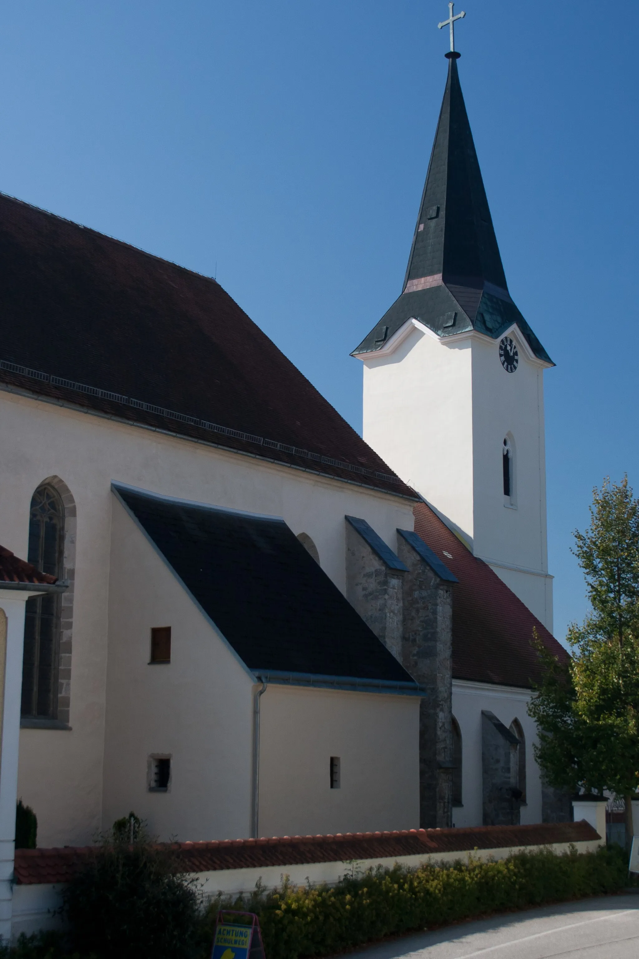 Photo showing: Kath. Pfarrkirche/ Wallfahrtskirche Mariae Himmelfahrt und Friedhof, Krenstetten, Aschbach