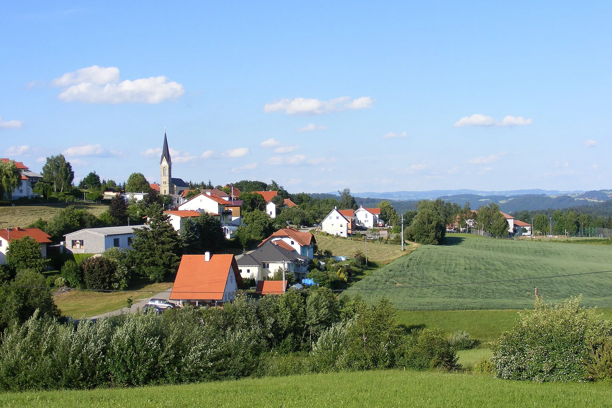 Photo showing: Teilansicht der Ortschaft Waldkirchen, Hauptort der Gemeinde Waldkirchen am Wesen, Bezirk Schärding, Oberösterreich