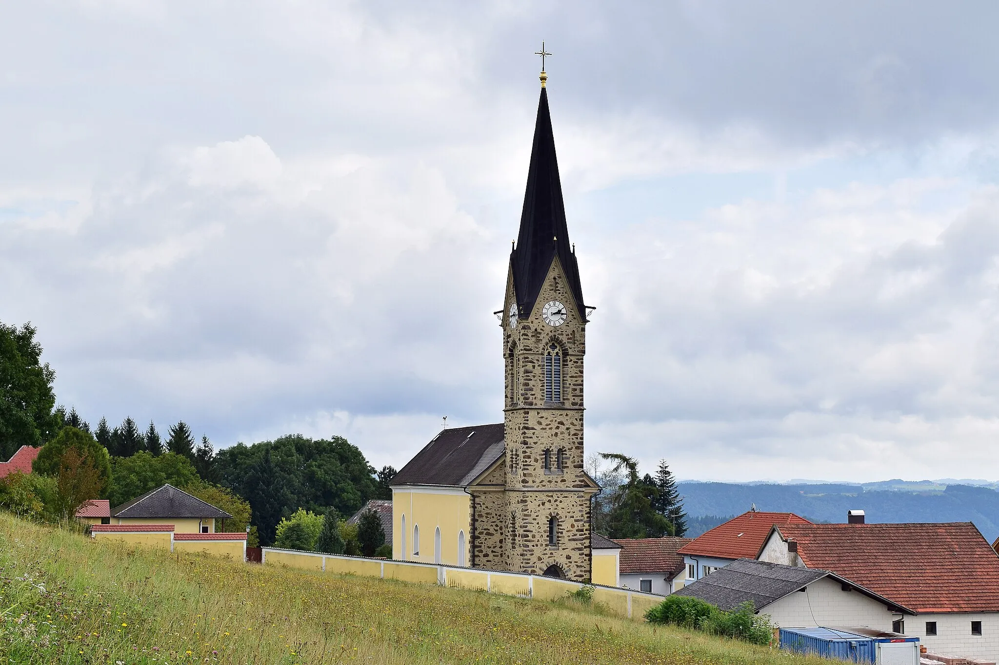 Photo showing: Kath. Pfarrkirche hl. Nikolaus und Kirchhof