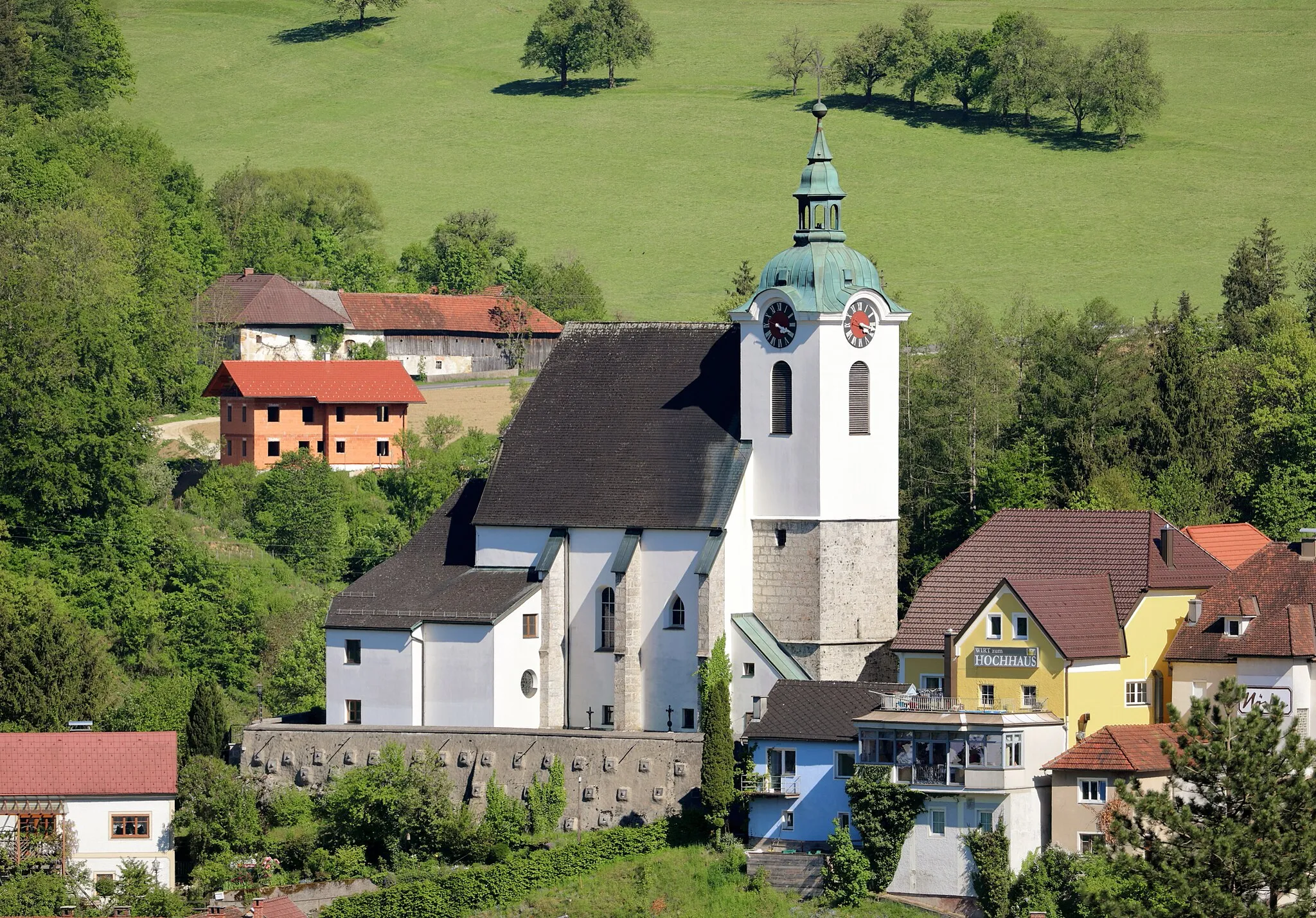 Photo showing: Westansicht der röm.-kath. Pfarrkirche hl. Bartholomäus in der oberösterreichischen Gemeinde Steinbach an der Steyr.