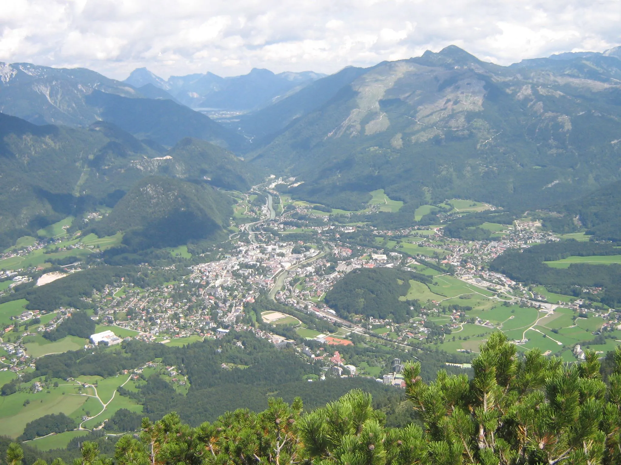Photo showing: View from Katrin, a 1542 m high mountain in Upper Austria, down to Bad Ischl.