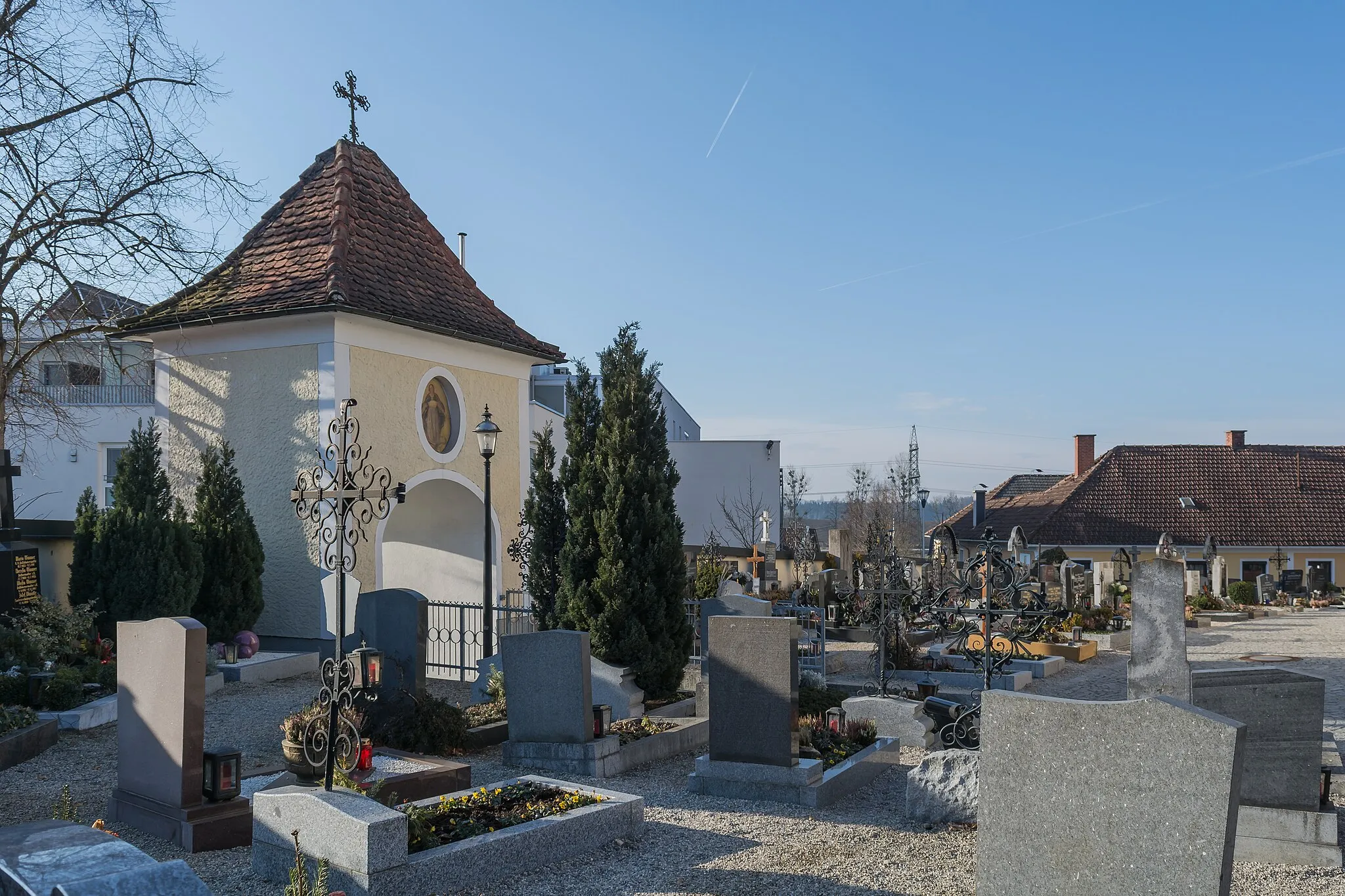 Photo showing: The old cemetery around the church of Gunskirchen is still in use and well preseved.