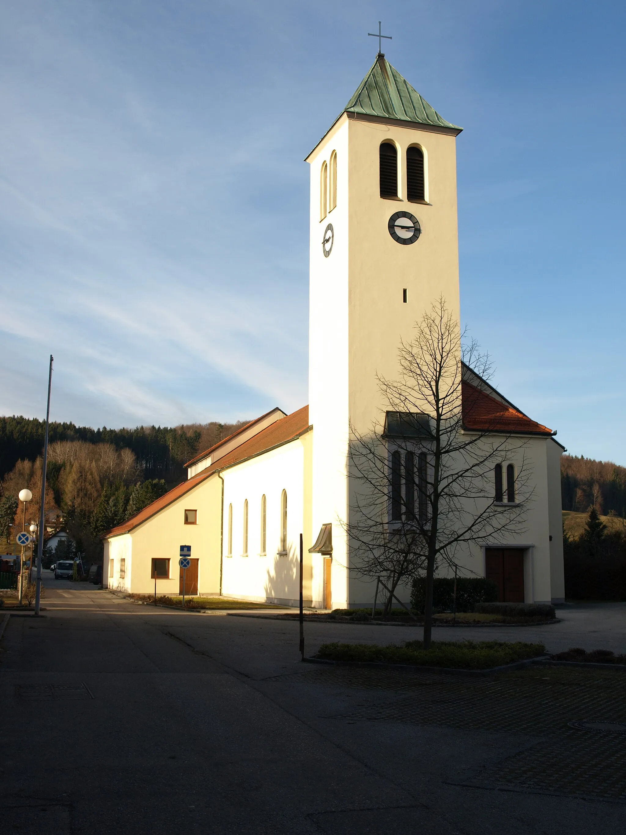 Photo showing: Kath. Pfarrkirche Hl. Familie