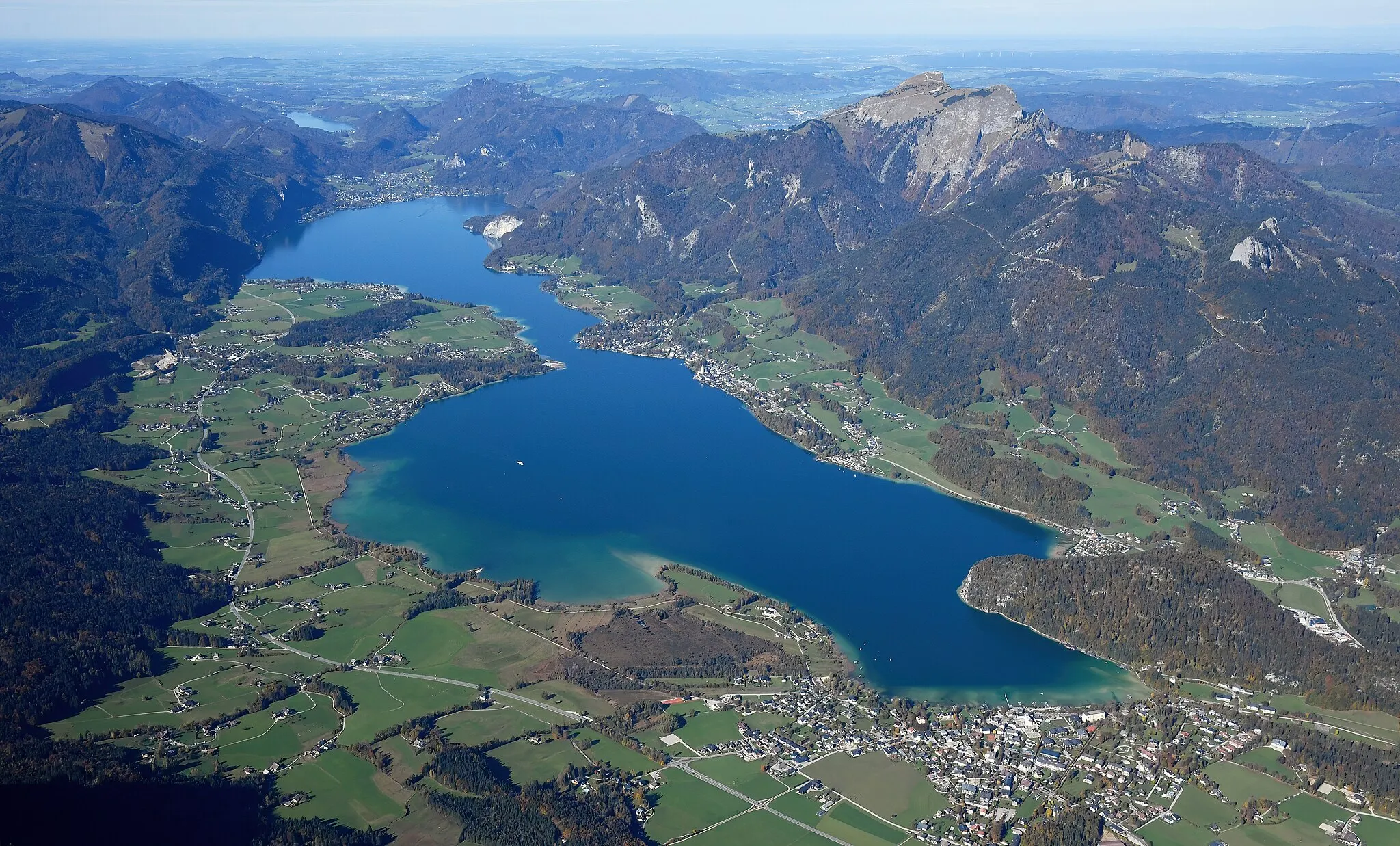 Photo showing: Aerial image of the Wolfgangsee (view from the southeast). Mountain Schafberg.