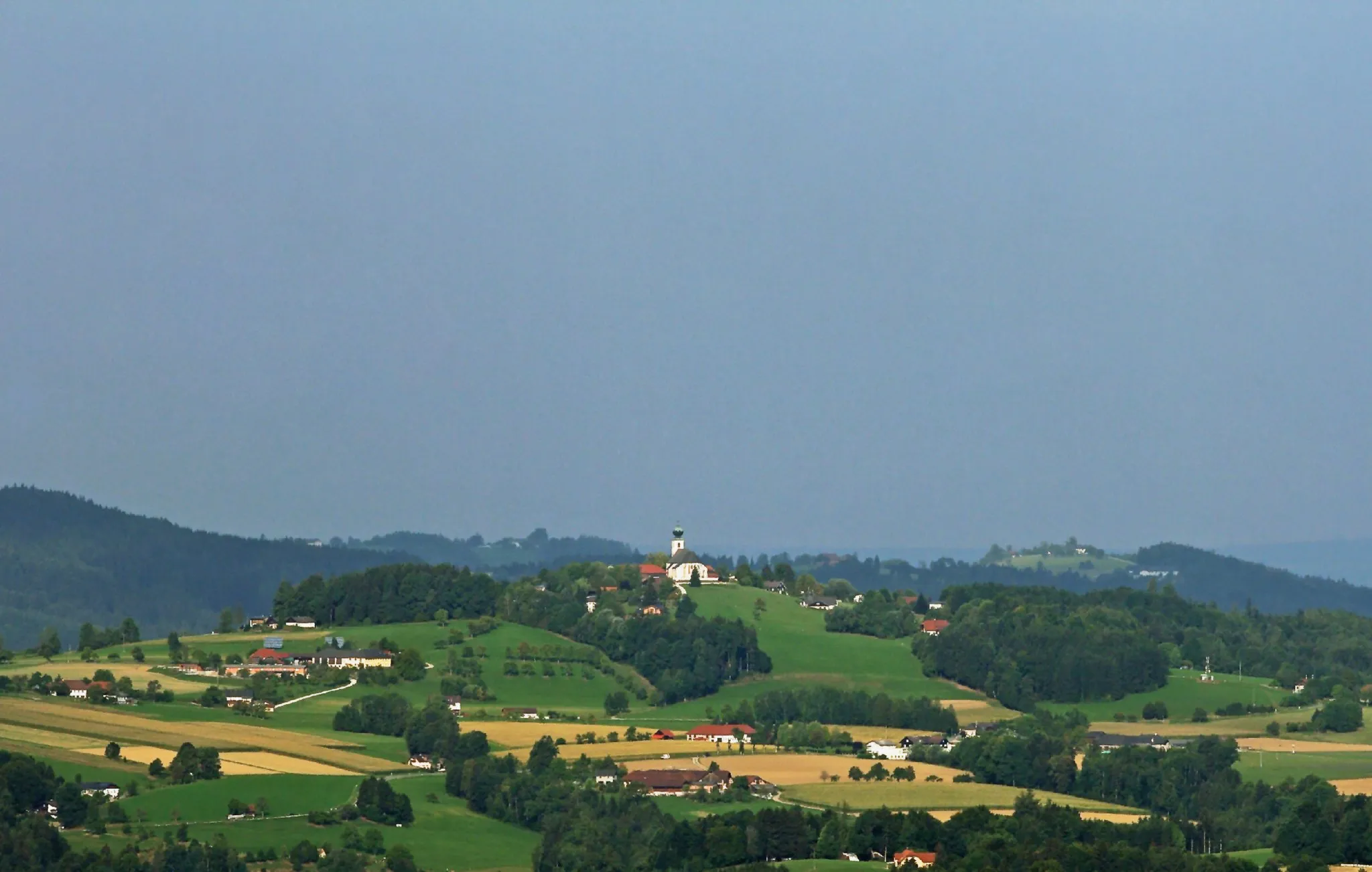 Photo showing: Der Magdalenaberg in Pettenbach mit der Pfarrkirche hl. Magdalena. Blick von Oberschlierbach (Schiefer Straße)