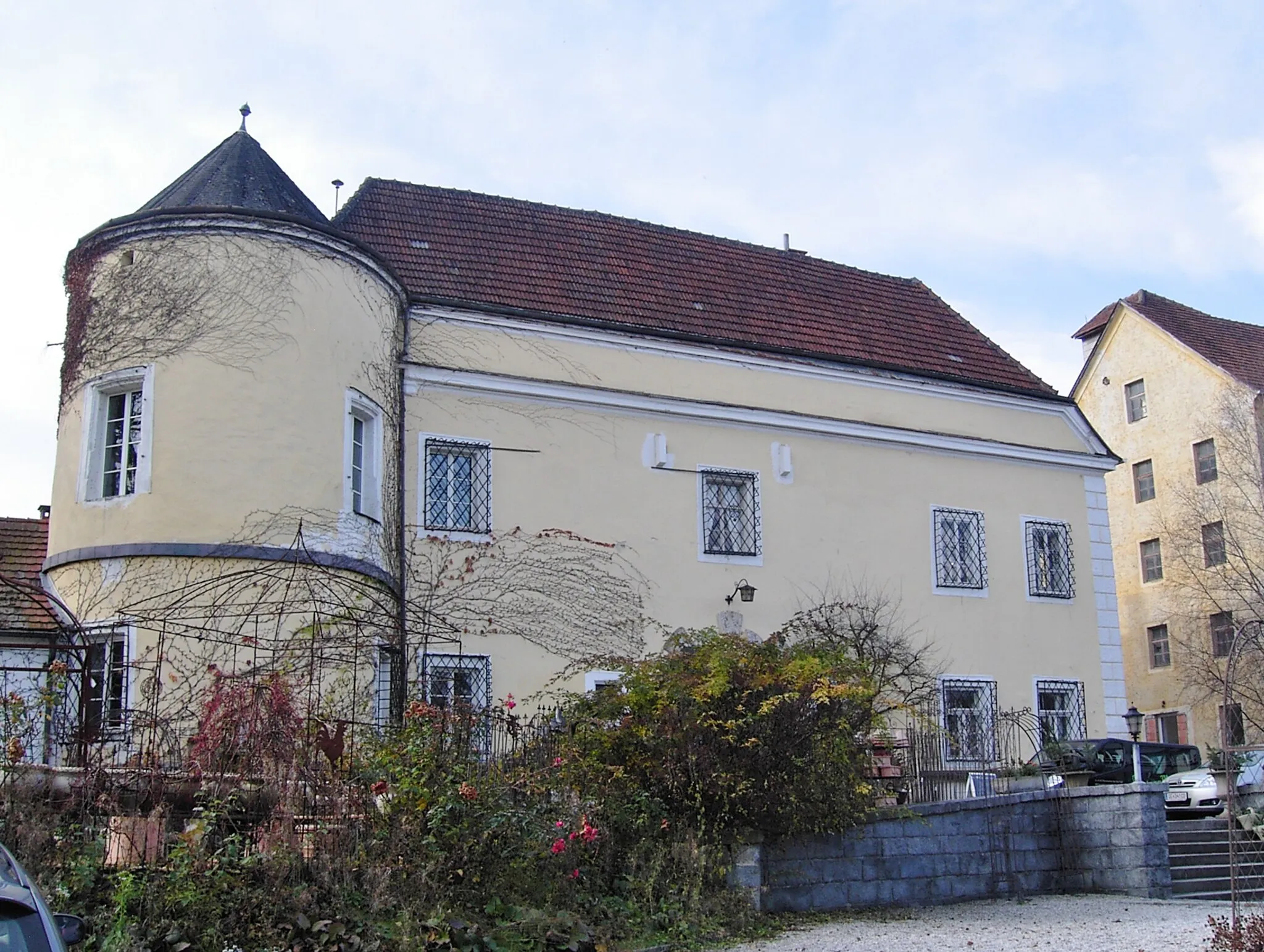 Photo showing: Pfarrkirchen bei Bad Hall Schloss Mühlgrub, Mühlgruber Straße 42, Südostansicht mit charakteristischem Rundturm