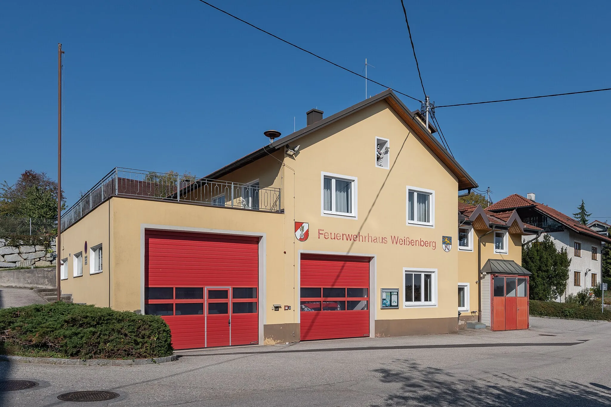 Photo showing: There are two fire brigades in Neuhofen an der Krems. This one is located in Weißenberg at the border to the community of Ansfelden.