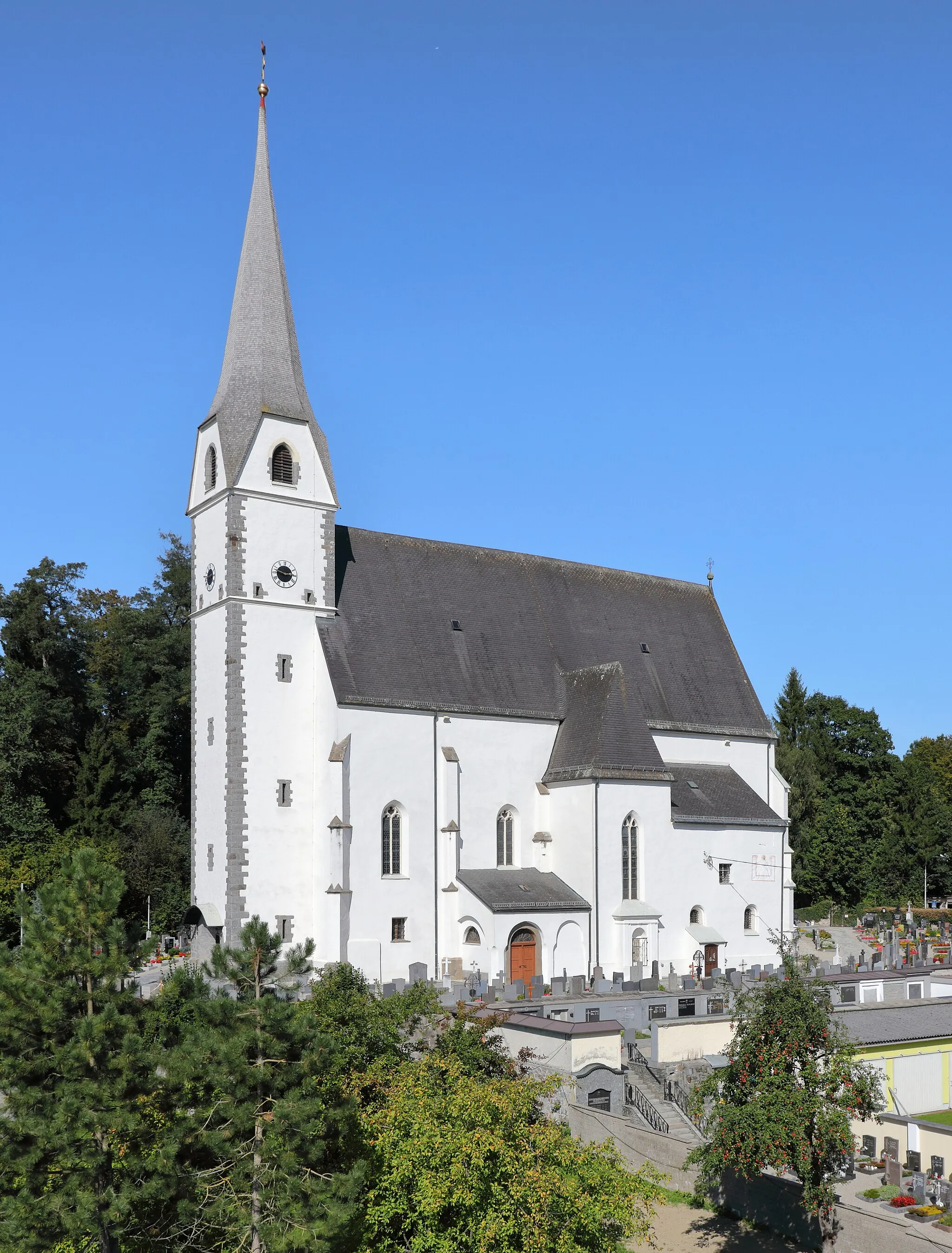 Photo showing: Südsüdwestansicht der röm.-kath. Pfarrkirche Mariä Verkündigung der oberösterreichischen Marktgemeinde Taufkirchen an der Pram. Die auf einem Hügel situierte gotische Kirche wurde nach der Mitte des 15. Jahrhunderts vermutlich durch den Baumeister Stephan Krumenauer erbaut. Der Turm stürzte 1922 ein und wurde 1923 in der alten Form wieder aufgebaut.