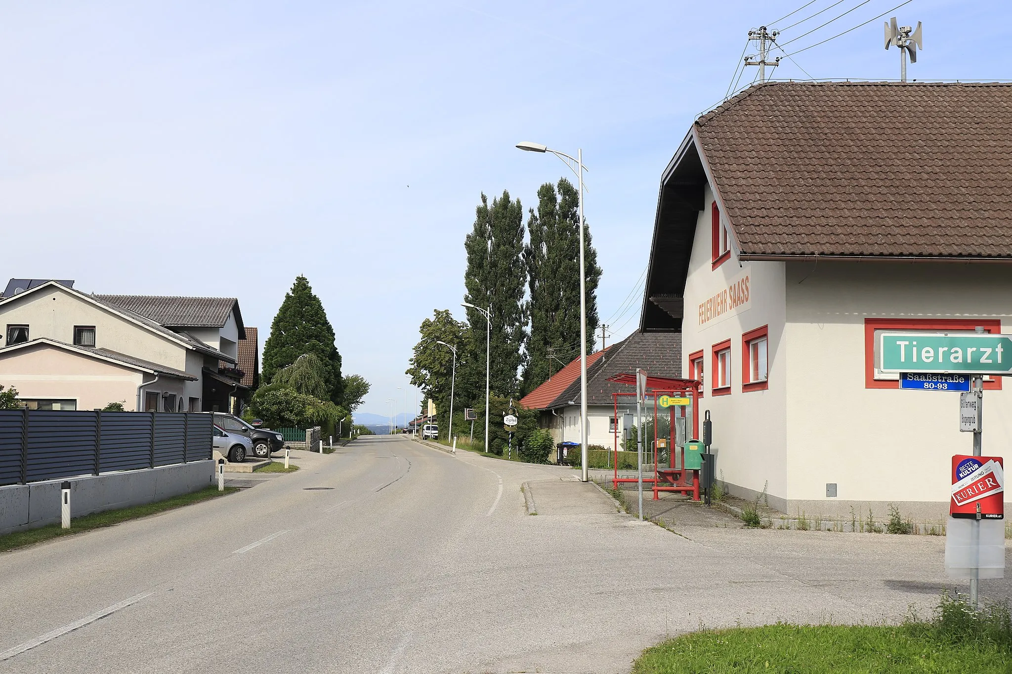 Photo showing: Typische Ansicht der Ortschaft Saaß, bestehend aus der Hauptstraße, dem Feuerwehrhaus, dem Gasthaus und einer Siedlung aus Einfamilienhäuser.