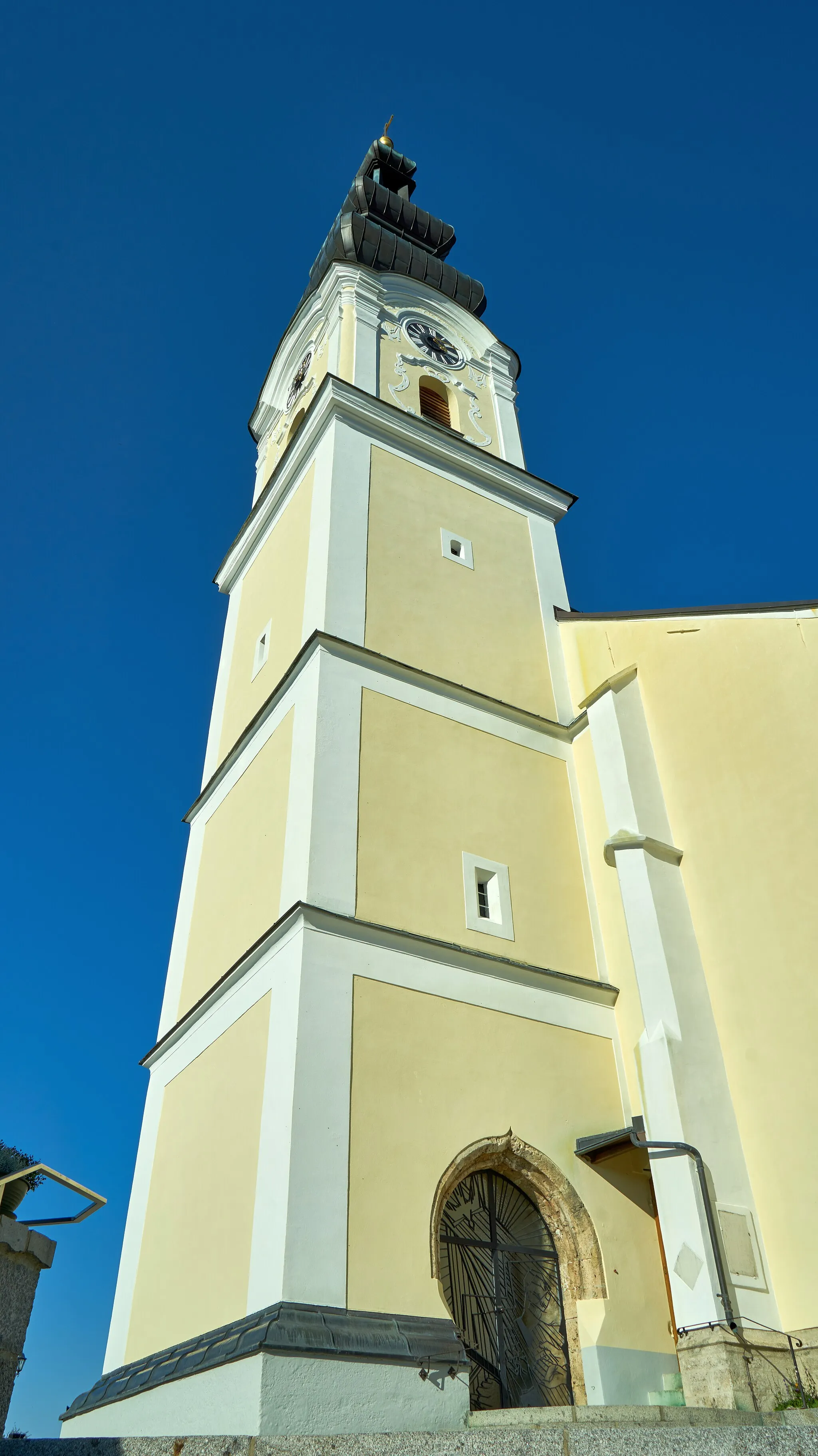 Photo showing: Katholische Pfarrkirche Mariä Himmelfahrt (Waldzell, Ried im Innkreis), Turm; Ansicht von Südwesten