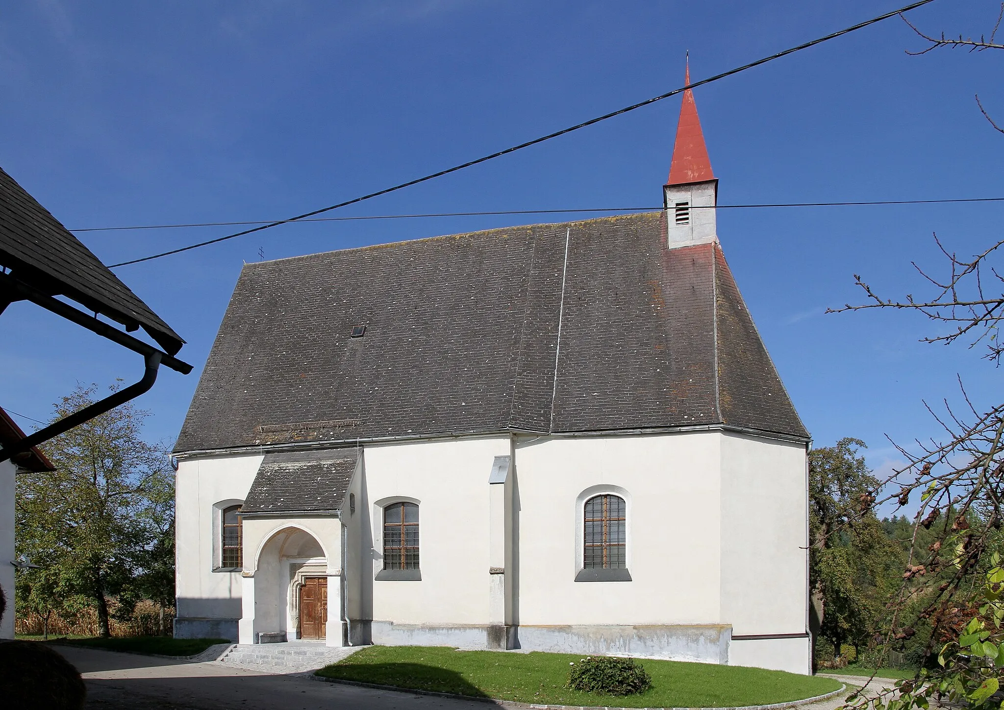 Photo showing: Die katholische Filialkirche Hl. Kreuz in Hainbach, ein Ortsteil der oberösterreichischen Gemeinde Niederthalheim. Ein kleiner spätgotischer einschiffiger Bau mit einem barocken Chor aus dem Jahr 1684.