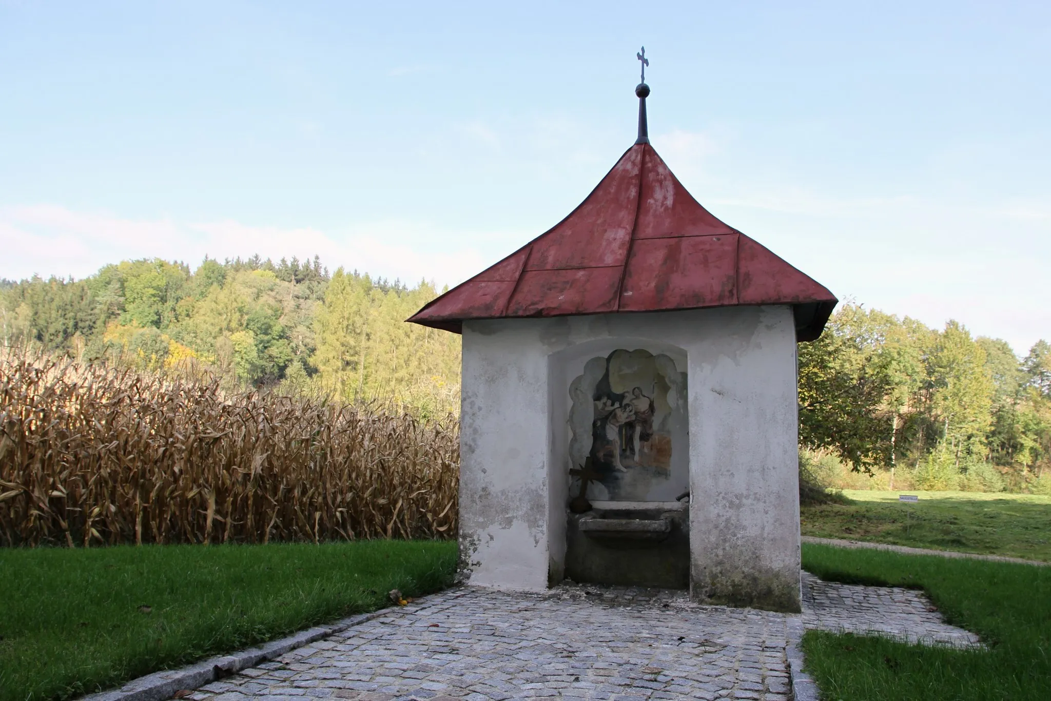 Photo showing: Brunnenhaus in Hainbach, ein Ortsteil der oberösterreichischen Gemeinde Niederthalheim.