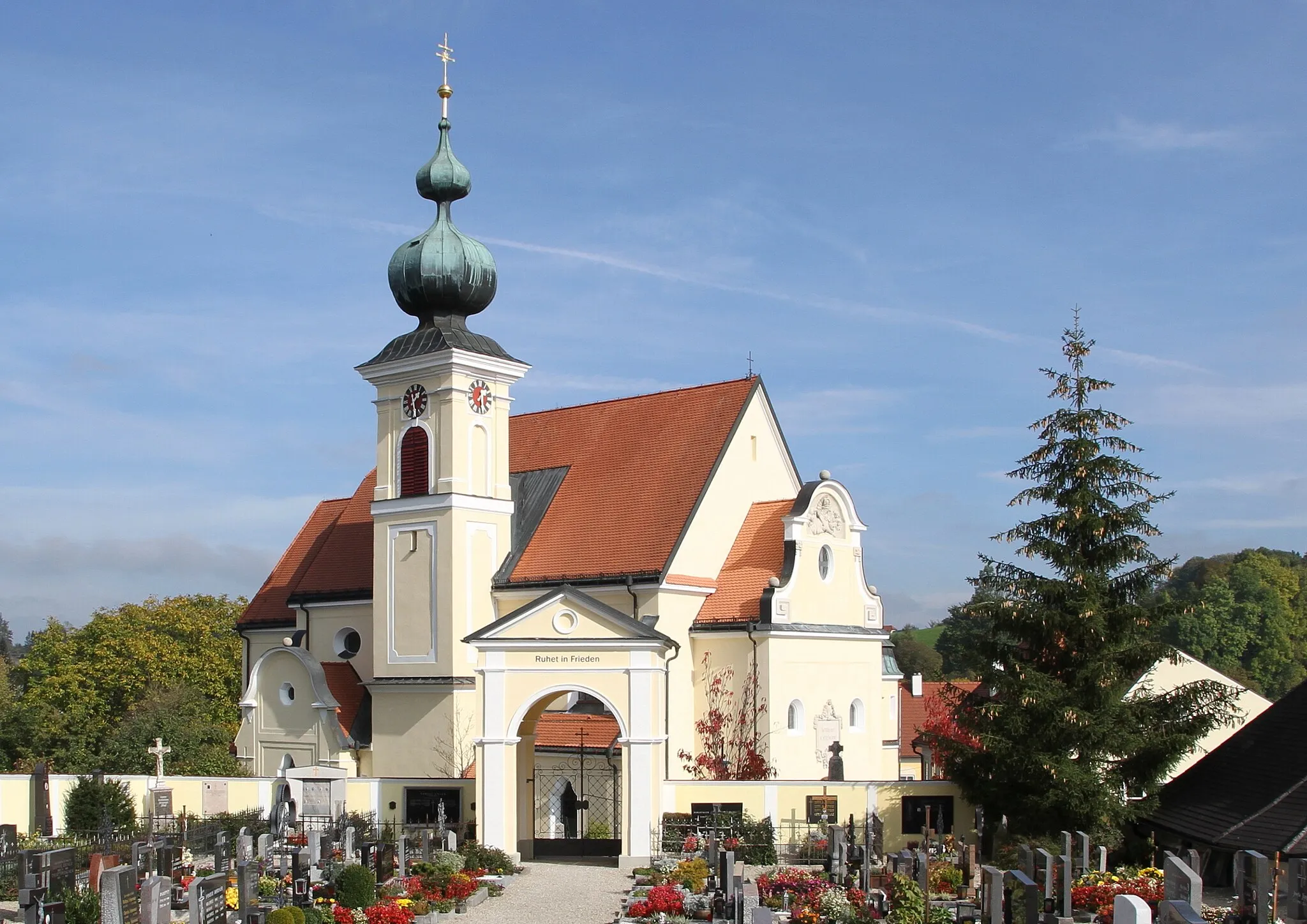 Photo showing: Die katholische Pfarrkirche hl. Margareta in der oberösterreichischen Gemeinde Niederthalheim. Die Kirche wurde 1913 errichtet, unter Einbeziehung des spätgotischen Chors (heute eine Seitenkapelle) und des barockisierten Westturmes der Vorgängerkirche.