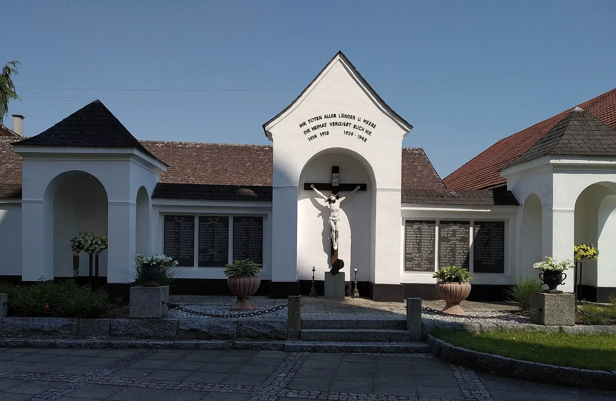 Photo showing: Ort im Innkreis, Bezirk Ried im Innkreis - Pfarrkirche Hl Andreas - Friedhof - Kriegerdenkmal für WK I und II