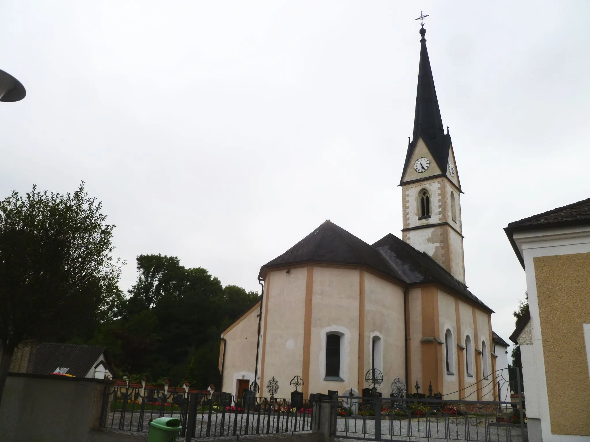 Photo showing: Kath. Pfarrkirche hl. Ulrich und Friedhof