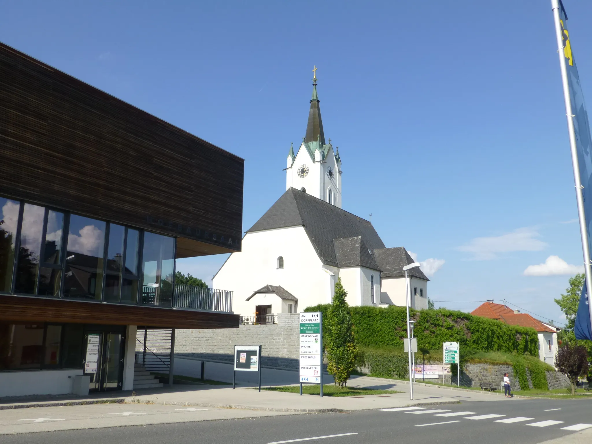 Photo showing: Main church and Town hall at Meggenhofen, Upper Austria.