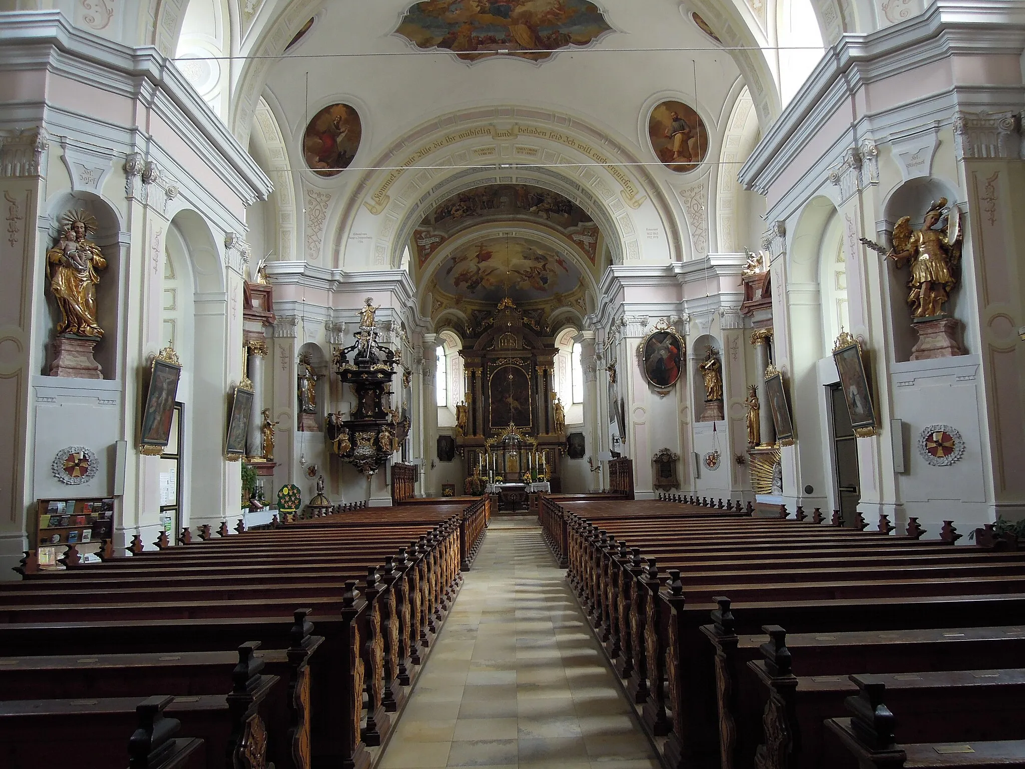 Photo showing: Kath. Pfarrkirche hl. Laurentius; Blick in das Kirchenschiff