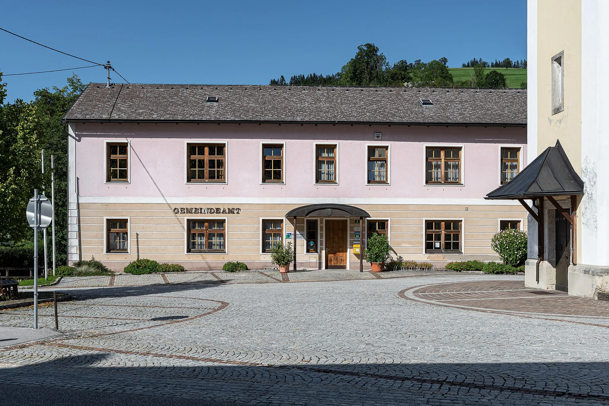 Photo showing: Das Gemeindeamt von Steinbach am Ziehberg steht auf dem Dorfplatz neben der Kirche.