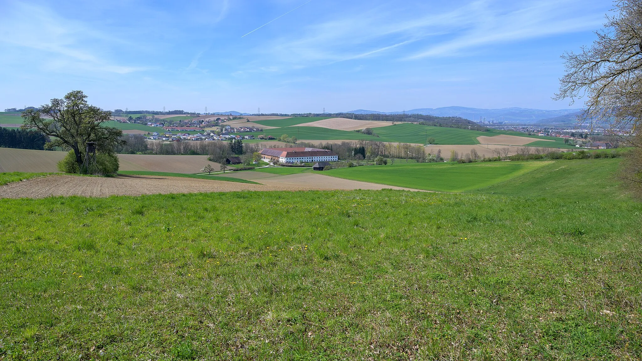 Photo showing: The village of Ölkam is part of the cadastral community of Gemering (St. Florian, Linz-Land). The Zehetner farmhouse is the largest remaining "Vierkanter" in Austria. It has a built-up area of ​​5800 m², 12 gates and 365 windows and is therefore also called the "Jahreszeitenhof".