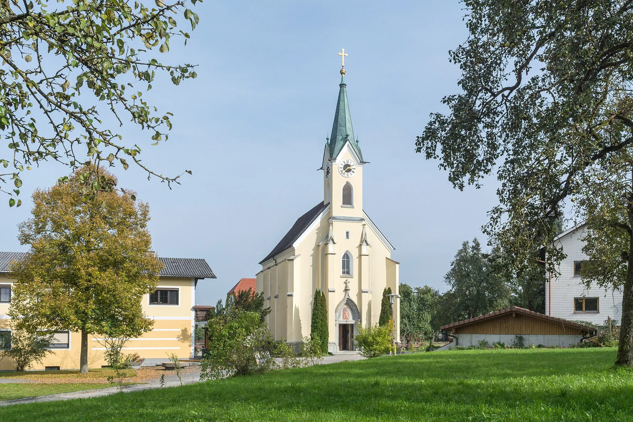 Photo showing: Die Expositurkirche Göttlicher Kinderfreund in Rutzenham wurde 1897 bis 1899 als Schulkapelle nach Plänen des Baumeisters Paul Hochegger errichtet. Der Hochaltar ist aus Carraramarmor. Auf den Fenstern im Chor sind Szenen aus der Kindheit Christi zu sehen. Die Bemalung des Innenraums ist noch im Originalzustand von 1901. Die Kirche ist durchgehend im neugotischen Stil gehalten.