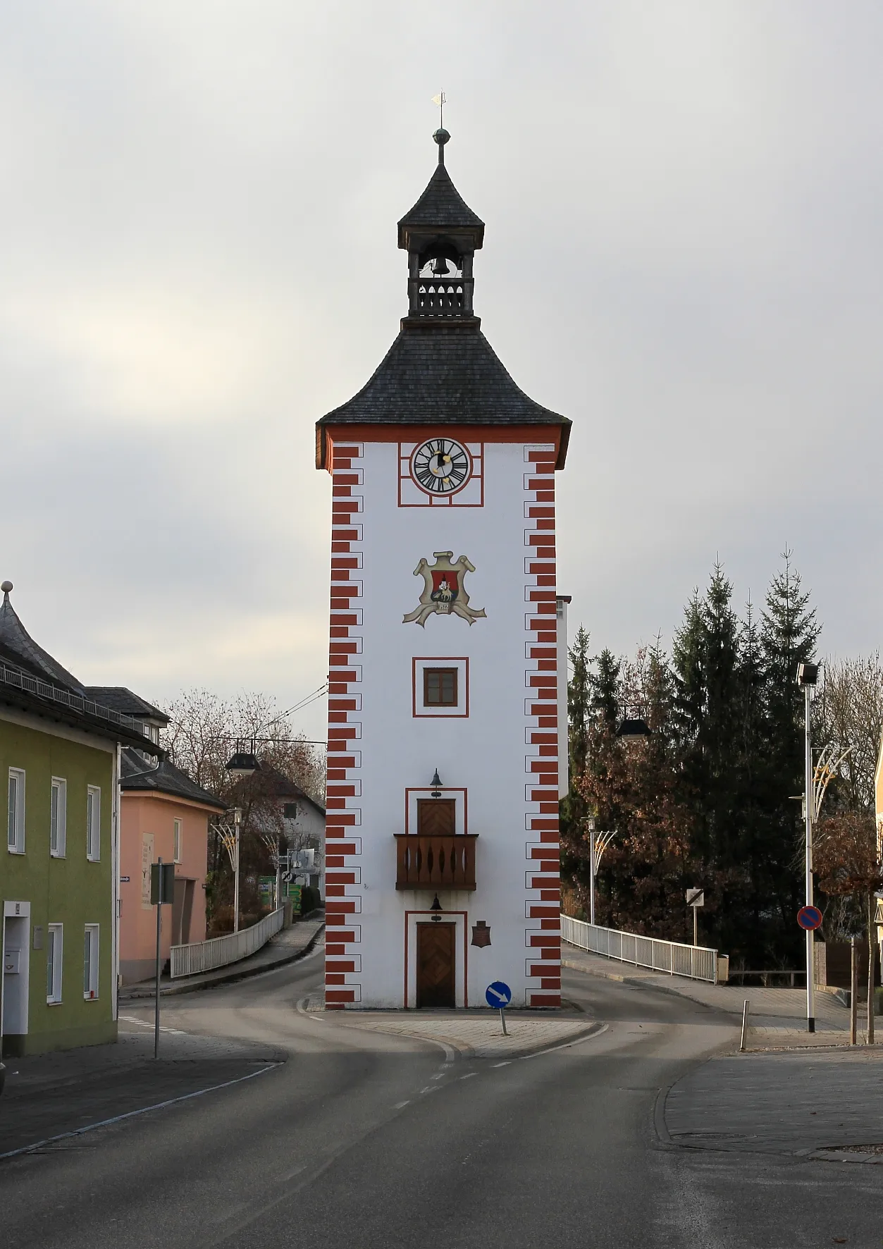 Photo showing: Der denkmalgeschützte Marktturm in der oberösterreichischen Marktgemeinde Timelkam. 1610 errichtet; bis 1842 Sitz des Marktrates und von 1706 bis 1919 als Mautturm in Verwendung.
