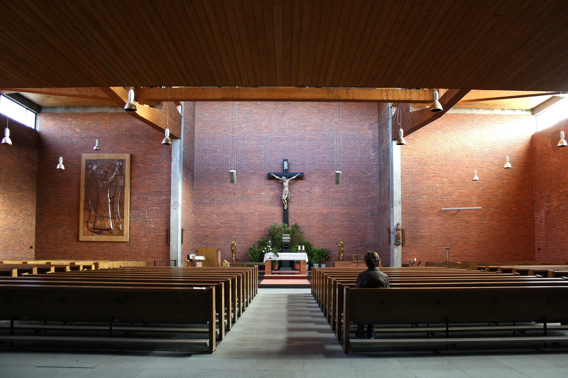 Photo showing: Innernansicht der röm.-kath. Pfarrkirche in Timelkam. Kruzifix von Giovanni Giuliani (um 1730).