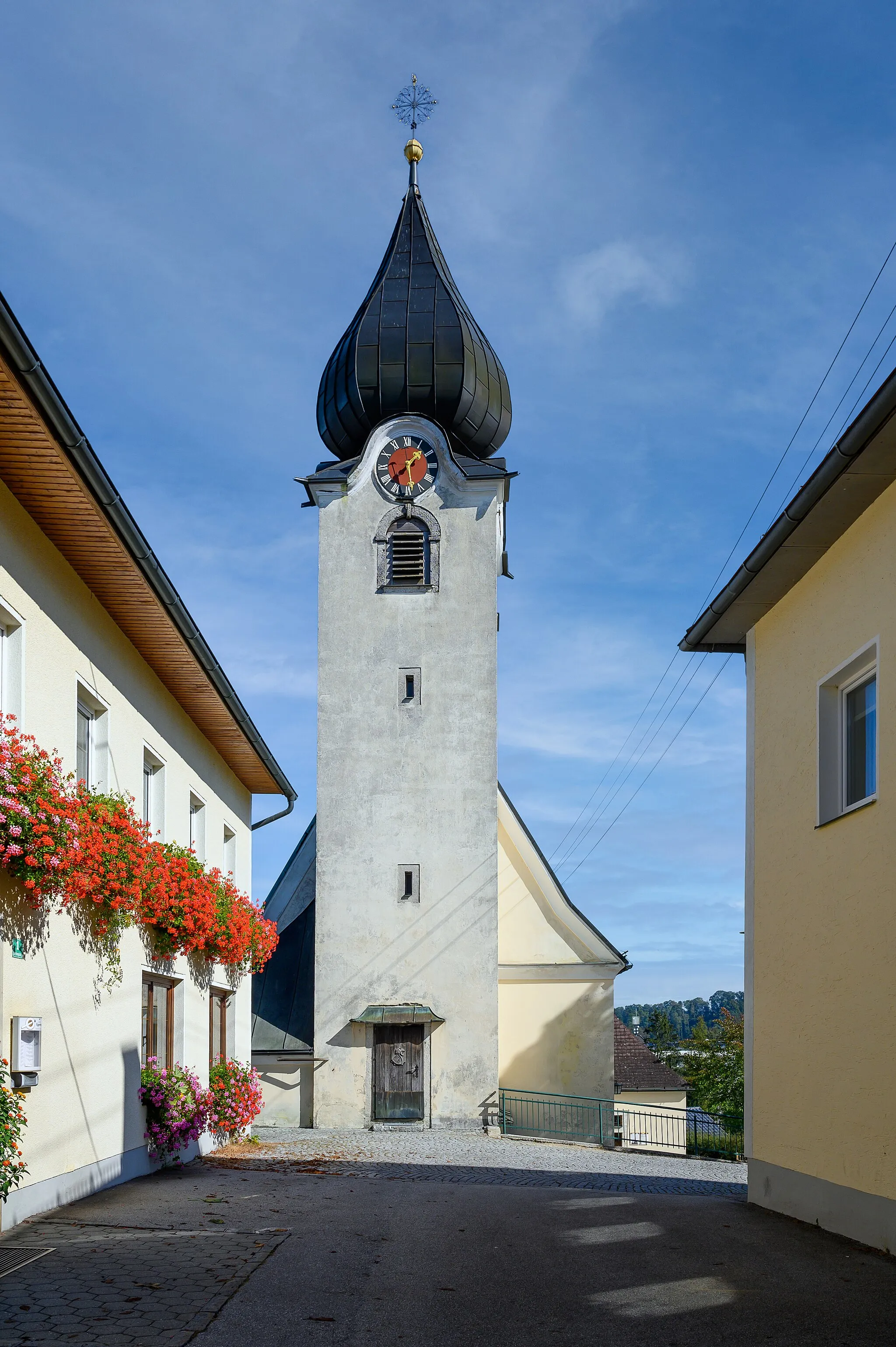 Photo showing: Die Kath. Pfarrkirche Mariä Himmelfahrt in Rohr im Kremstal steht auf einem Hügel über dem Ort.
