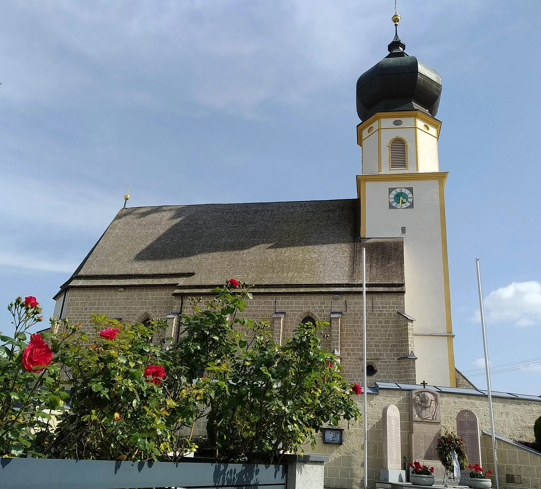 Photo showing: Höhnhart - Pfarrkirche St. Jakobus der Ältere (spätgotisch, ab 1500) - Blick von N - vorne: Kriegerdenkmal