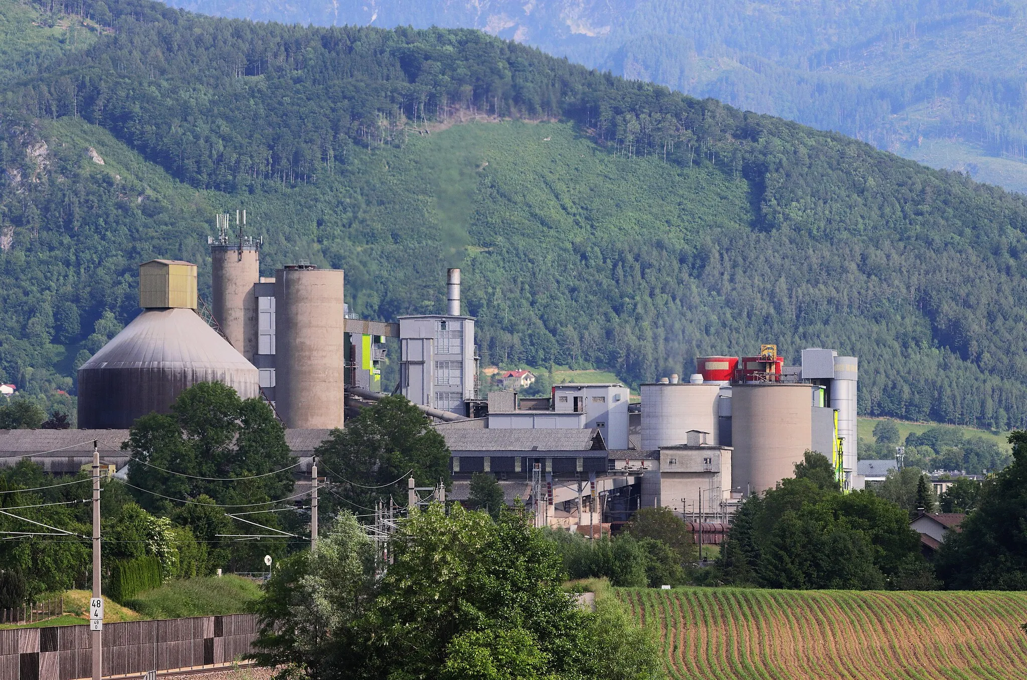 Photo showing: Das Zementwerk in Kirchdorf an der Krems. Nördliche Ansicht von der Pyhrnpass-Straße in Schlierbach mit einem 200mm-Teleobjektiv